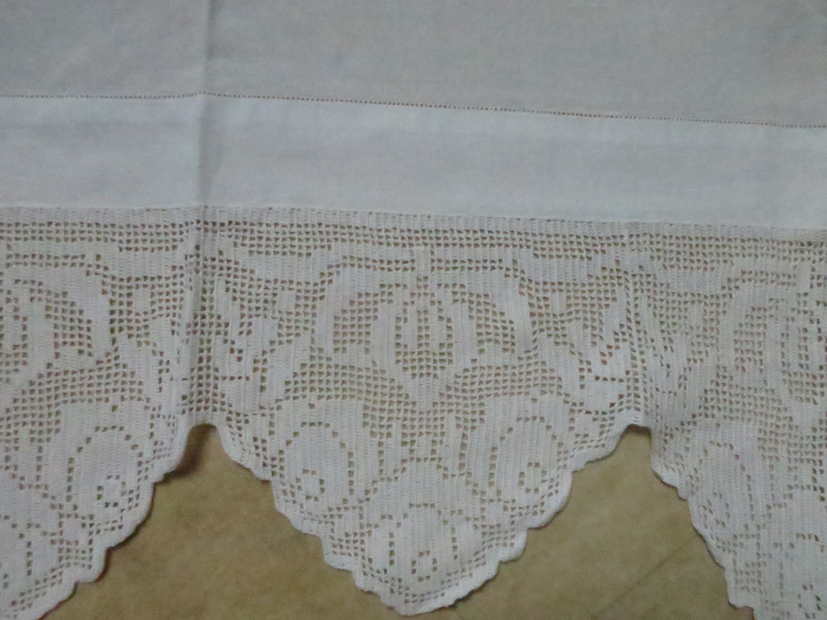 Antique Art Nouveau Linen Tablecloth with Rose Filet Crochet Border, circa 1915