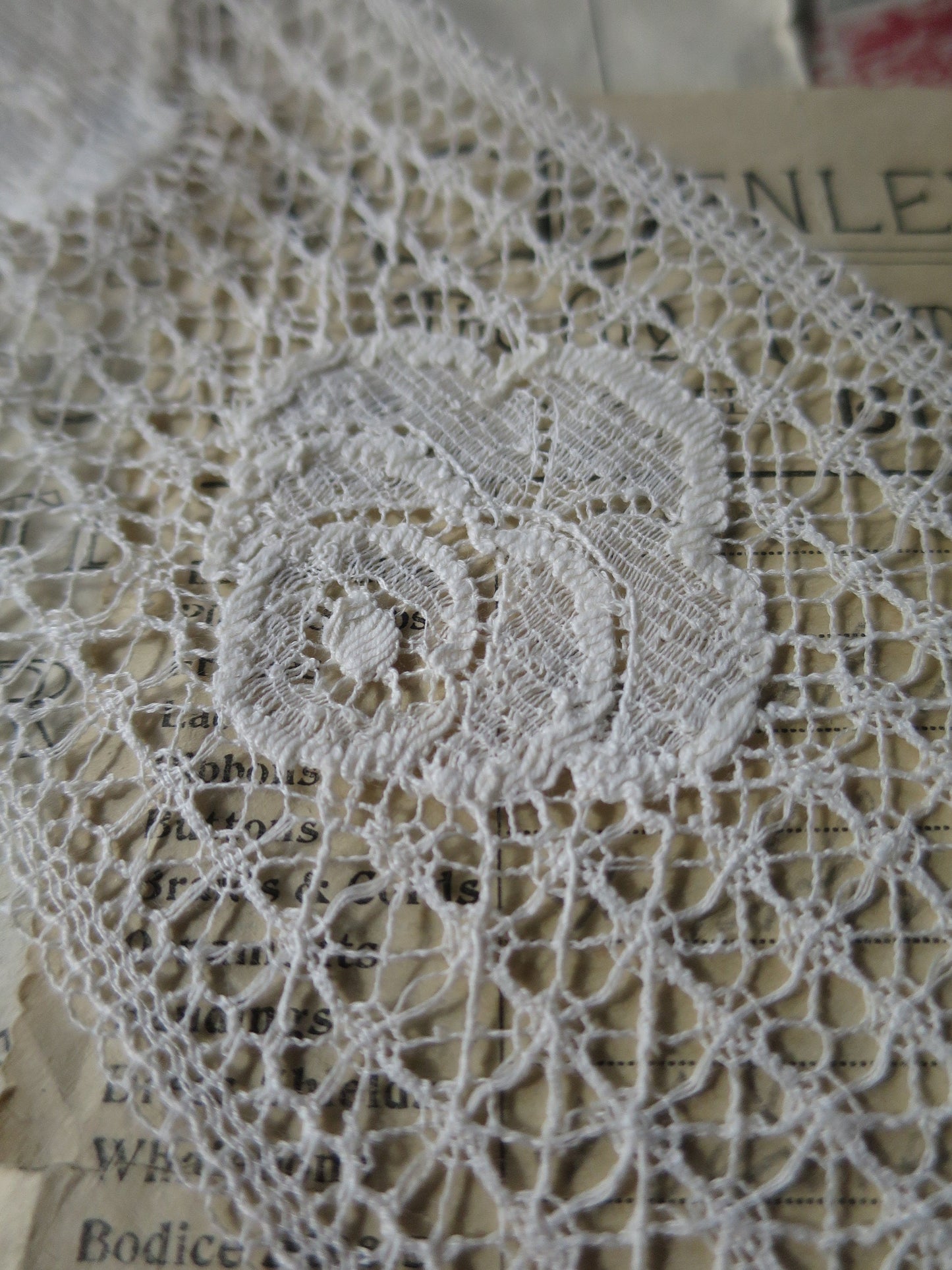 Ecru English Nottingham Lace- Art Deco Roses Guipure- Insertion- 8 cm