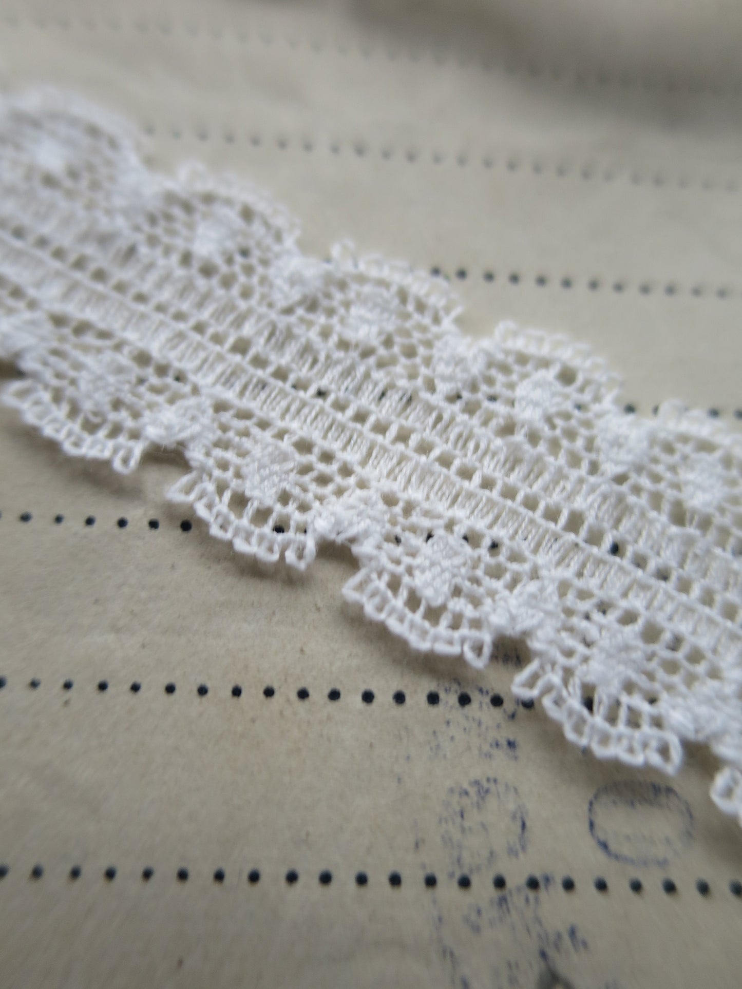 Off White English Nottingham Lace- Scallops Point Lace- Galloon- 1.7 cm