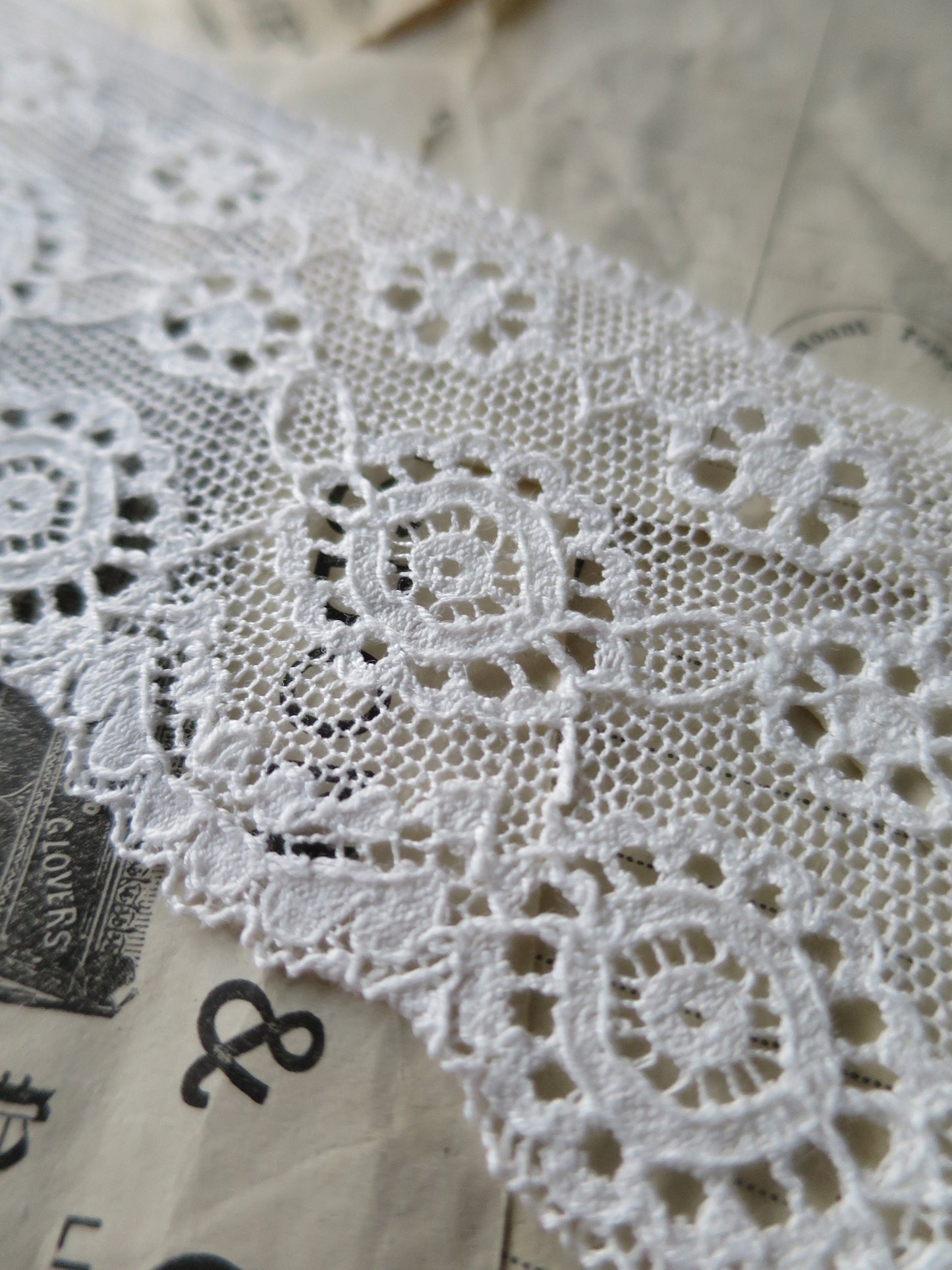 Off White English Nottingham Lace- Broderie Anglaise/ Cutwork Circles- 5.5 cm