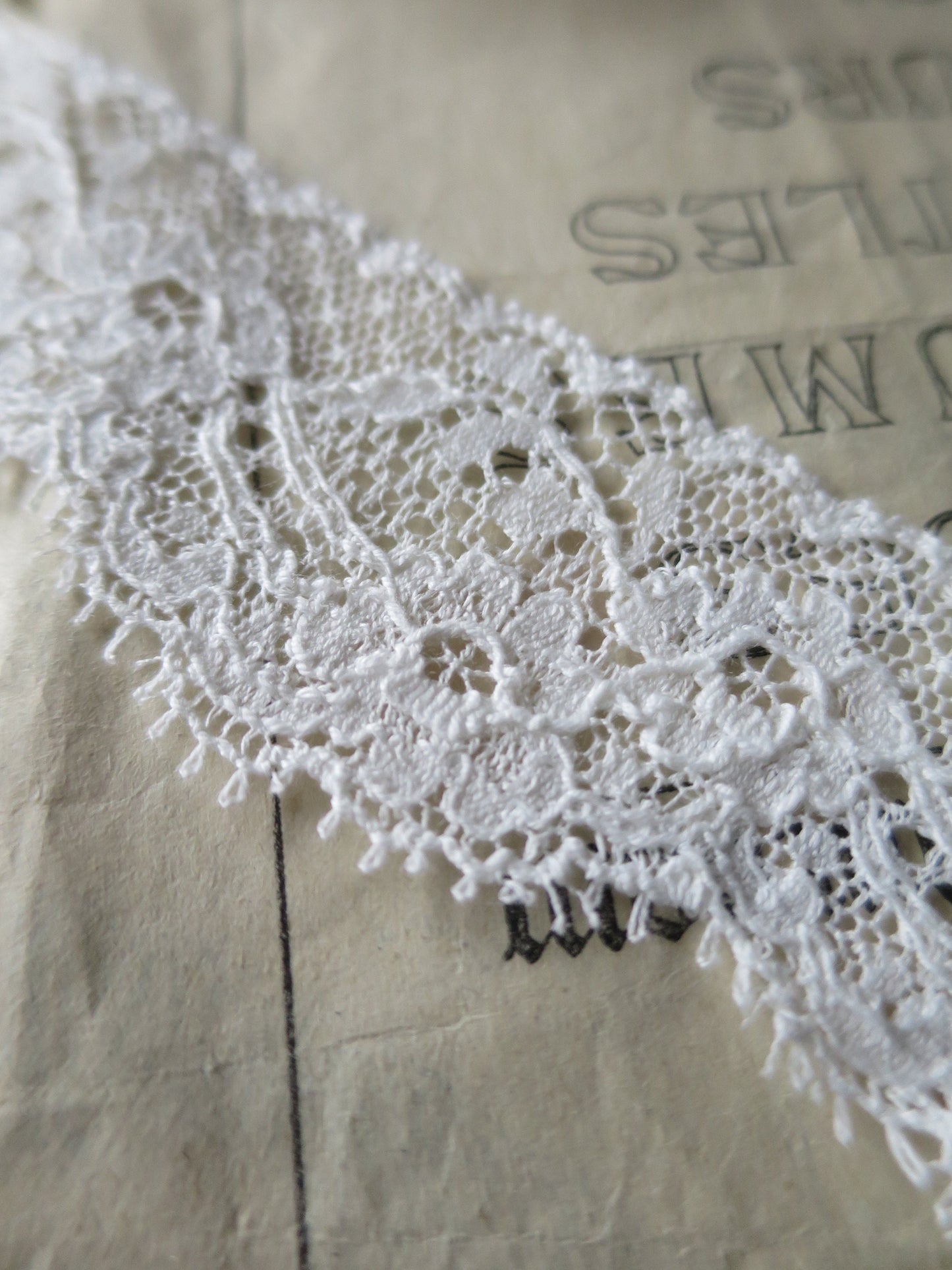 Off White English Nottingham Lace- Frothy Floral Roses Swags Point Lace- 3 cm