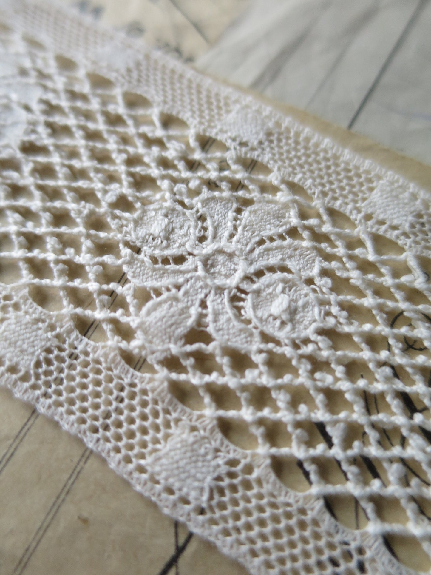 Ecru English Nottingham Lace- Scalloped Trellis Guipure- Insertion- 5.5 cm