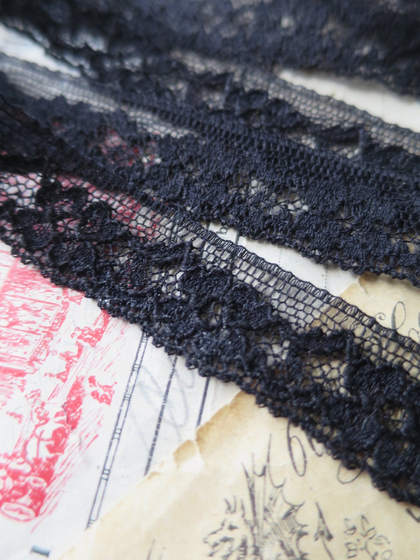 Black English Nottingham Lace- Alencon Flowers 1.7 cm