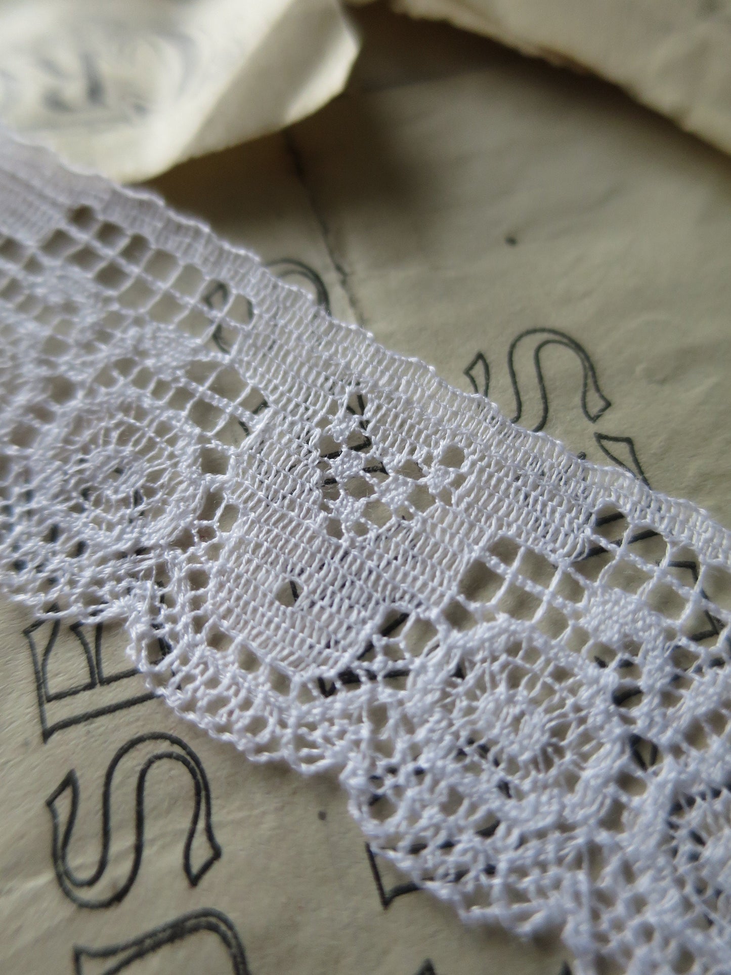 White English Nottingham Lace- Art Deco Filet Lace- 2.3 cm