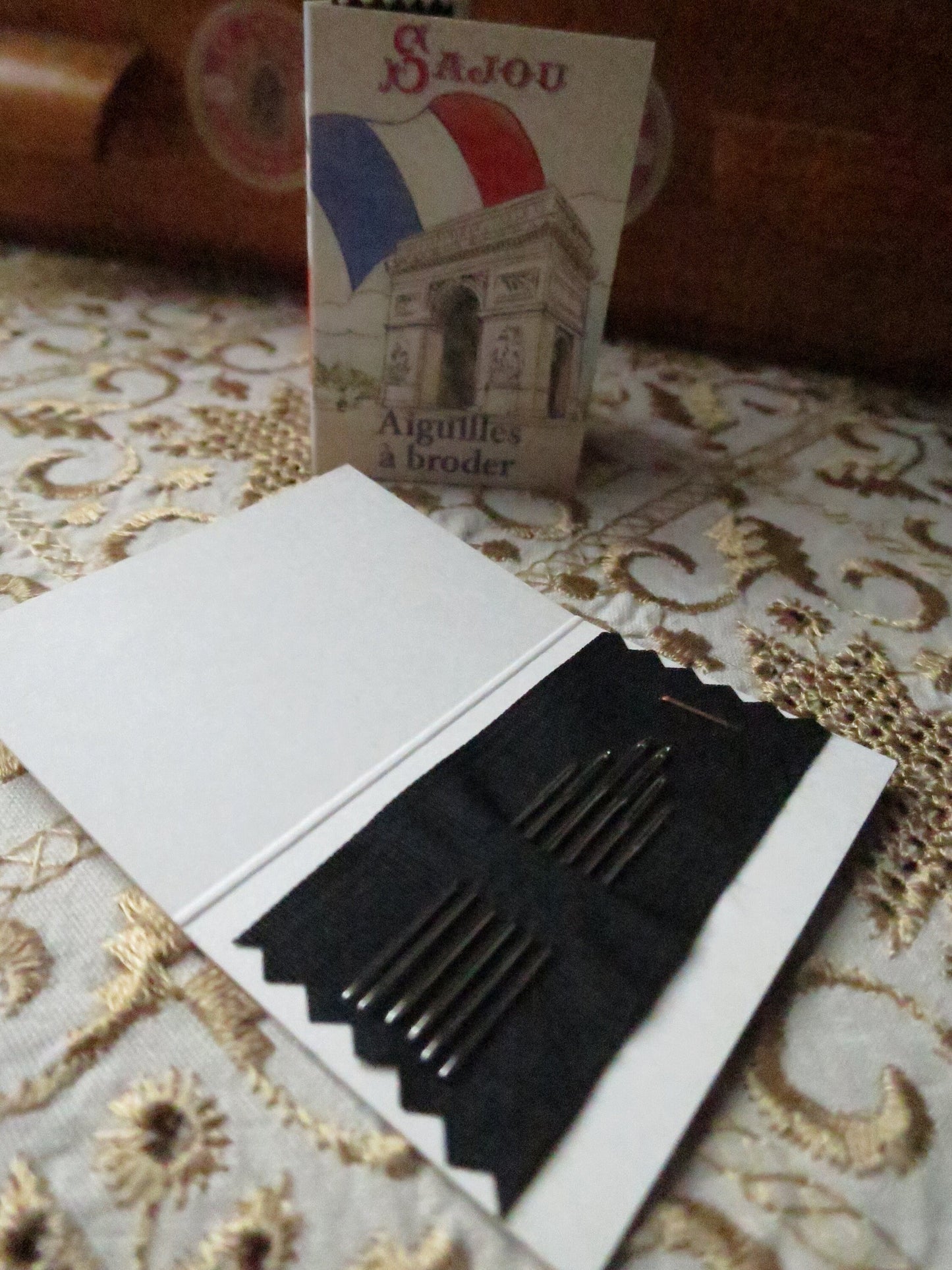 Sajou Booklet- 6 Round Point Embroidery Needles