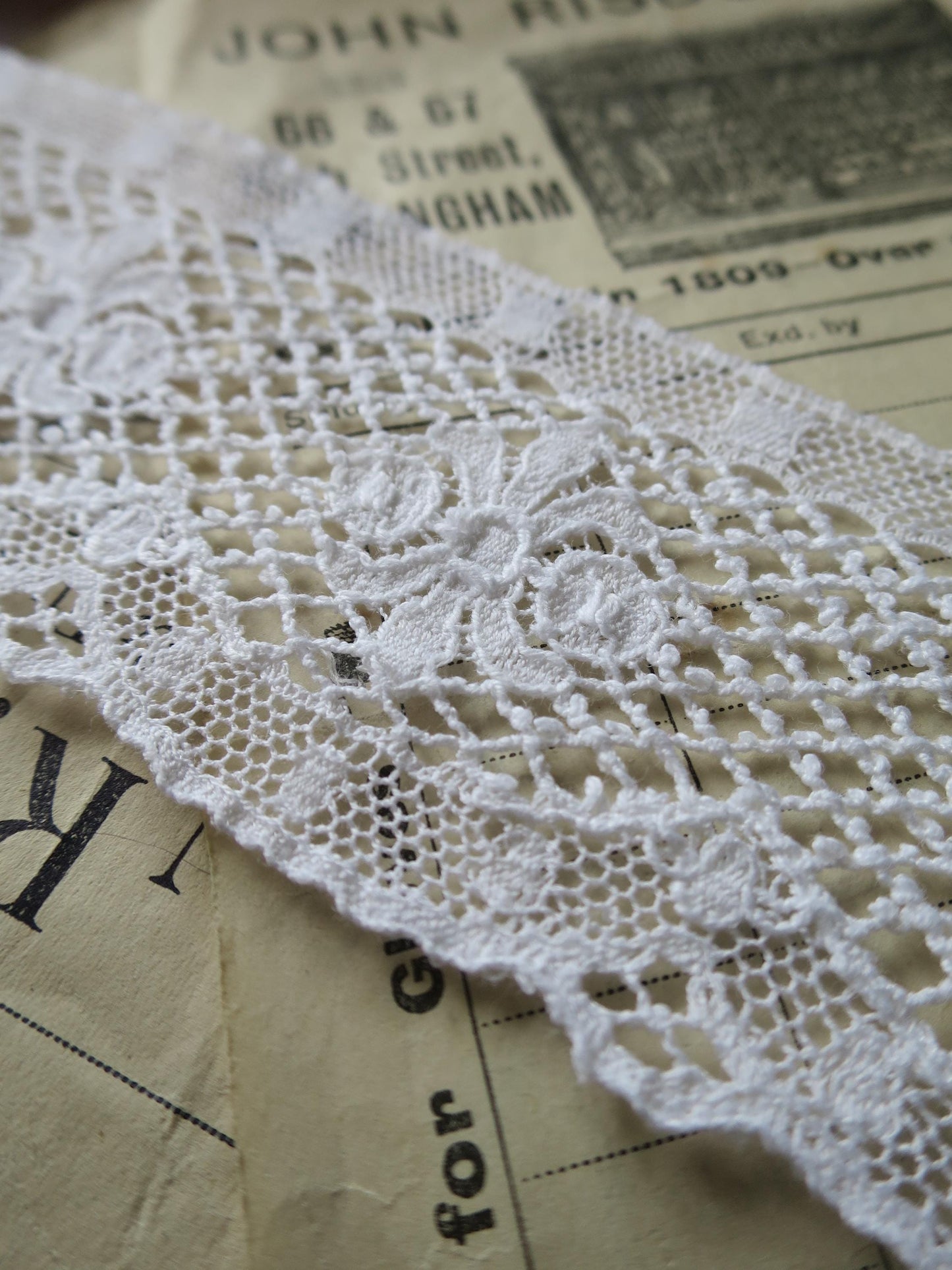 White English Nottingham Lace- Scalloped Trellis Guipure- 5.5 cm