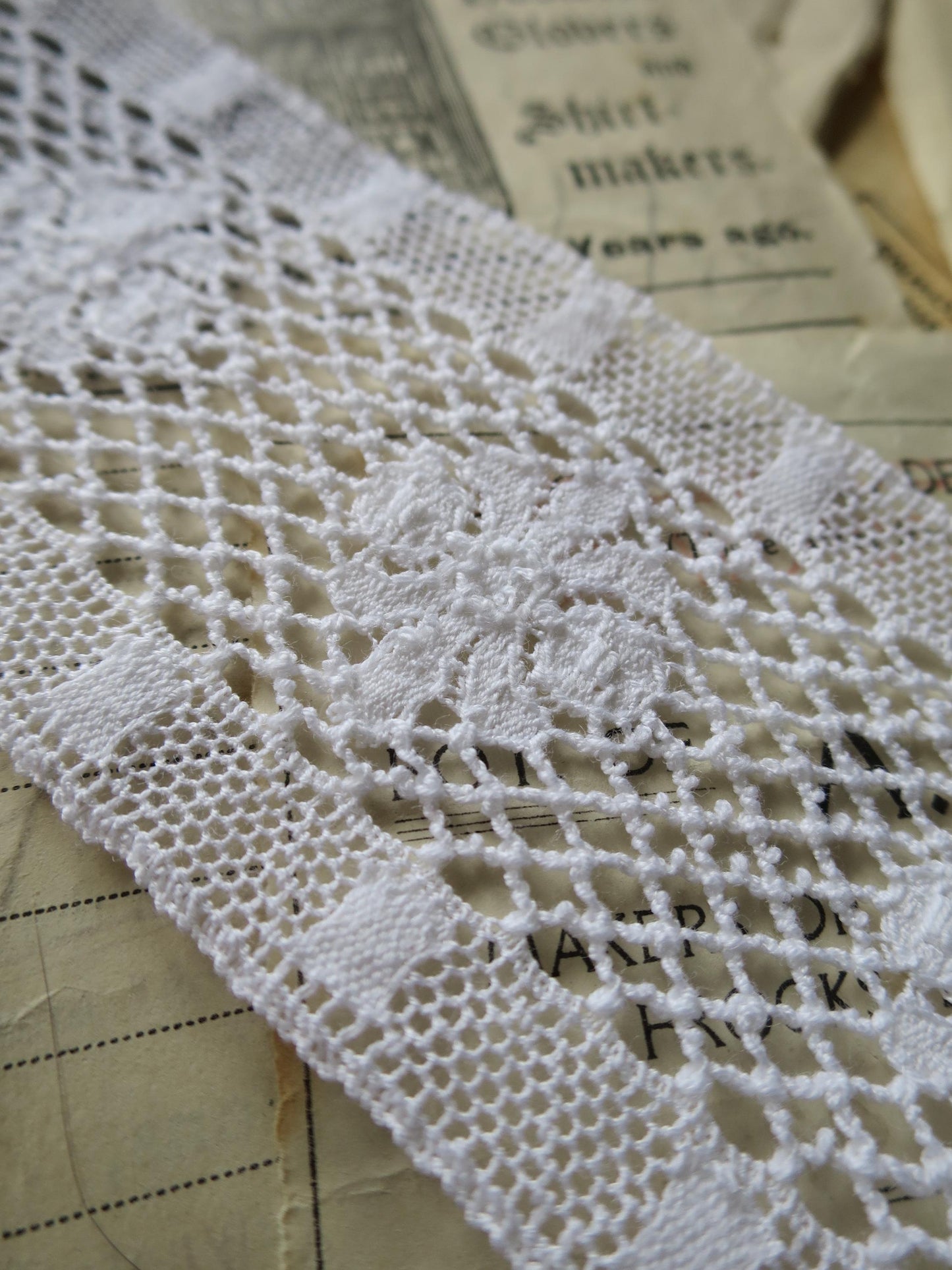 White English Nottingham Lace- Scalloped Trellis Guipure- Insertion- 5.5 cm