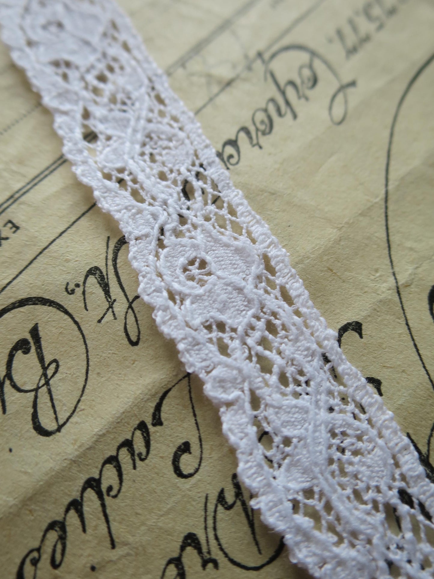 White English Nottingham Lace- Scalloped Raised Floral Guipure- 1.8 cm