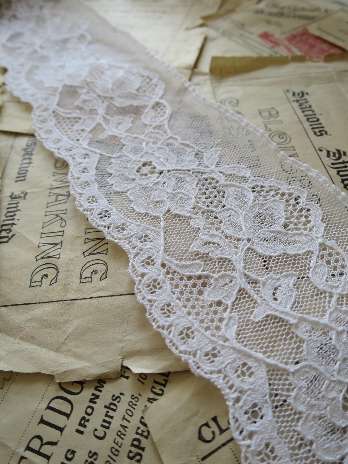 White English Nottingham Lace- Mechlin Roses- 7.5 cm