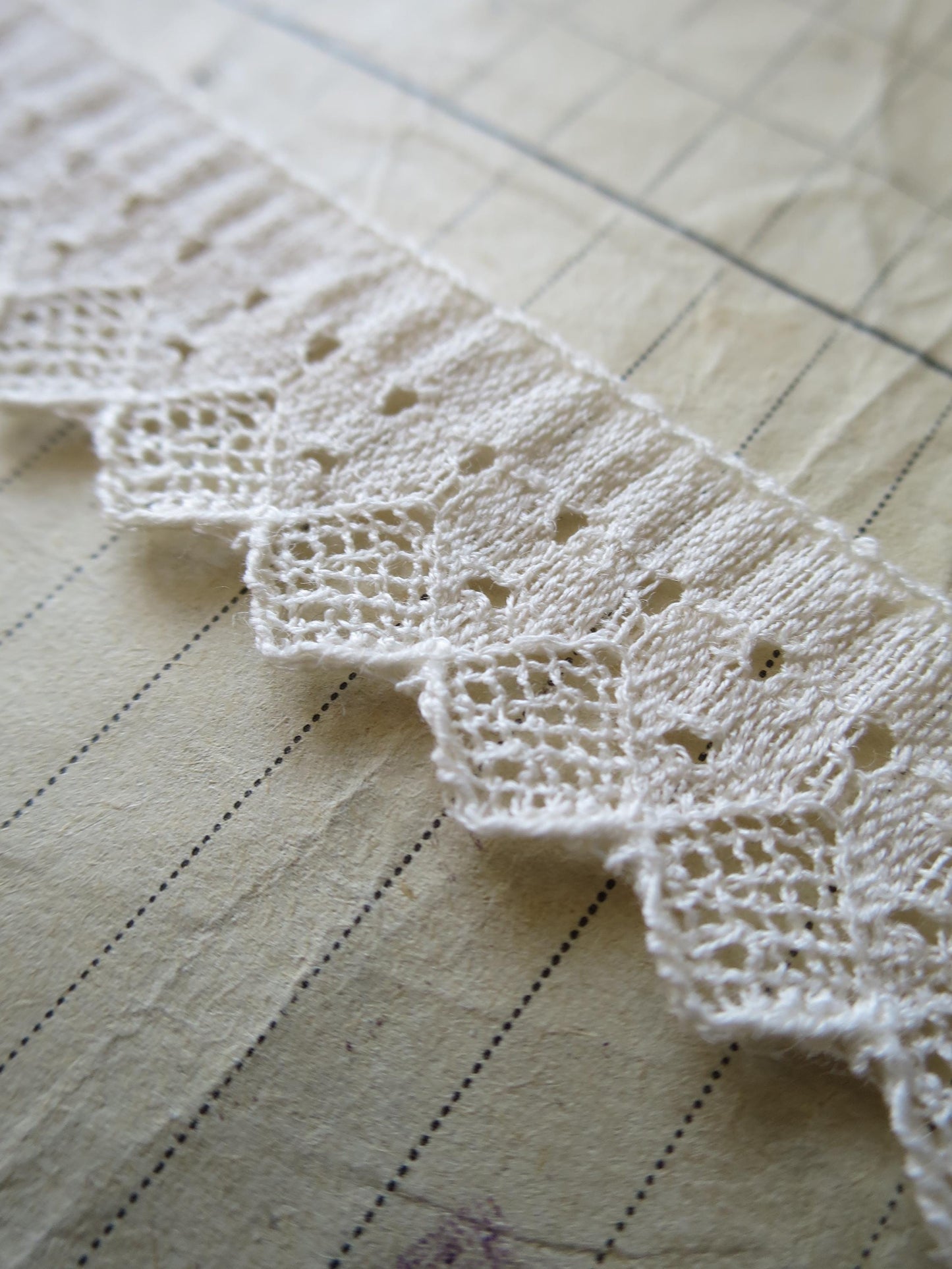 Ecru English Nottingham Fine Valenciennes Lace- Zig Zag- 2 cm