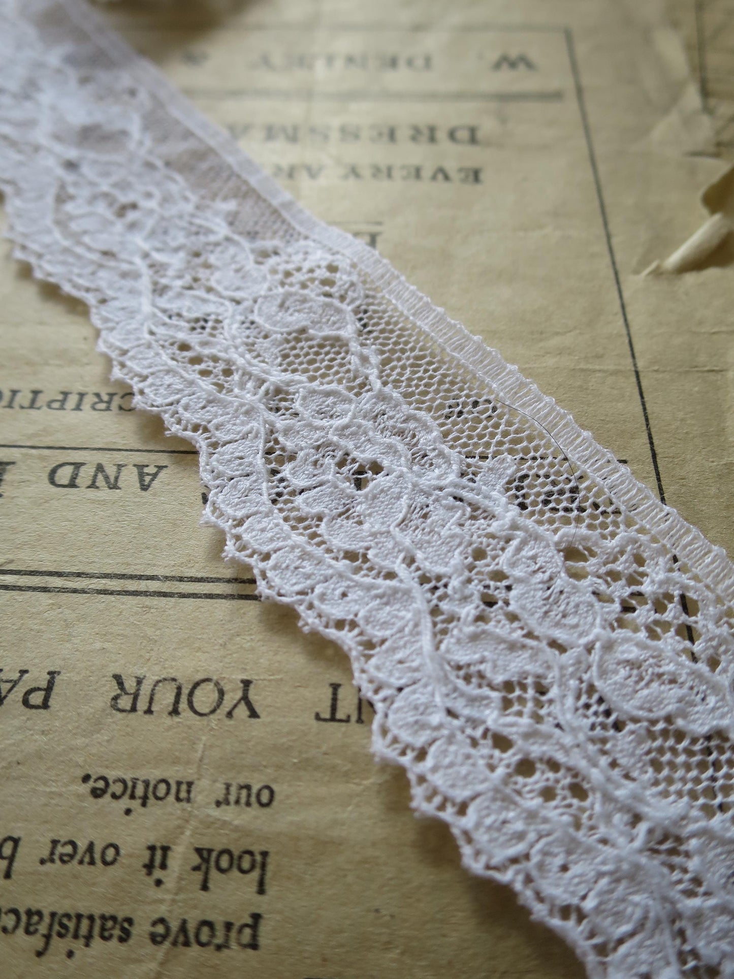 White English Nottingham Lace- Mechlin Roses- 3.5 cm