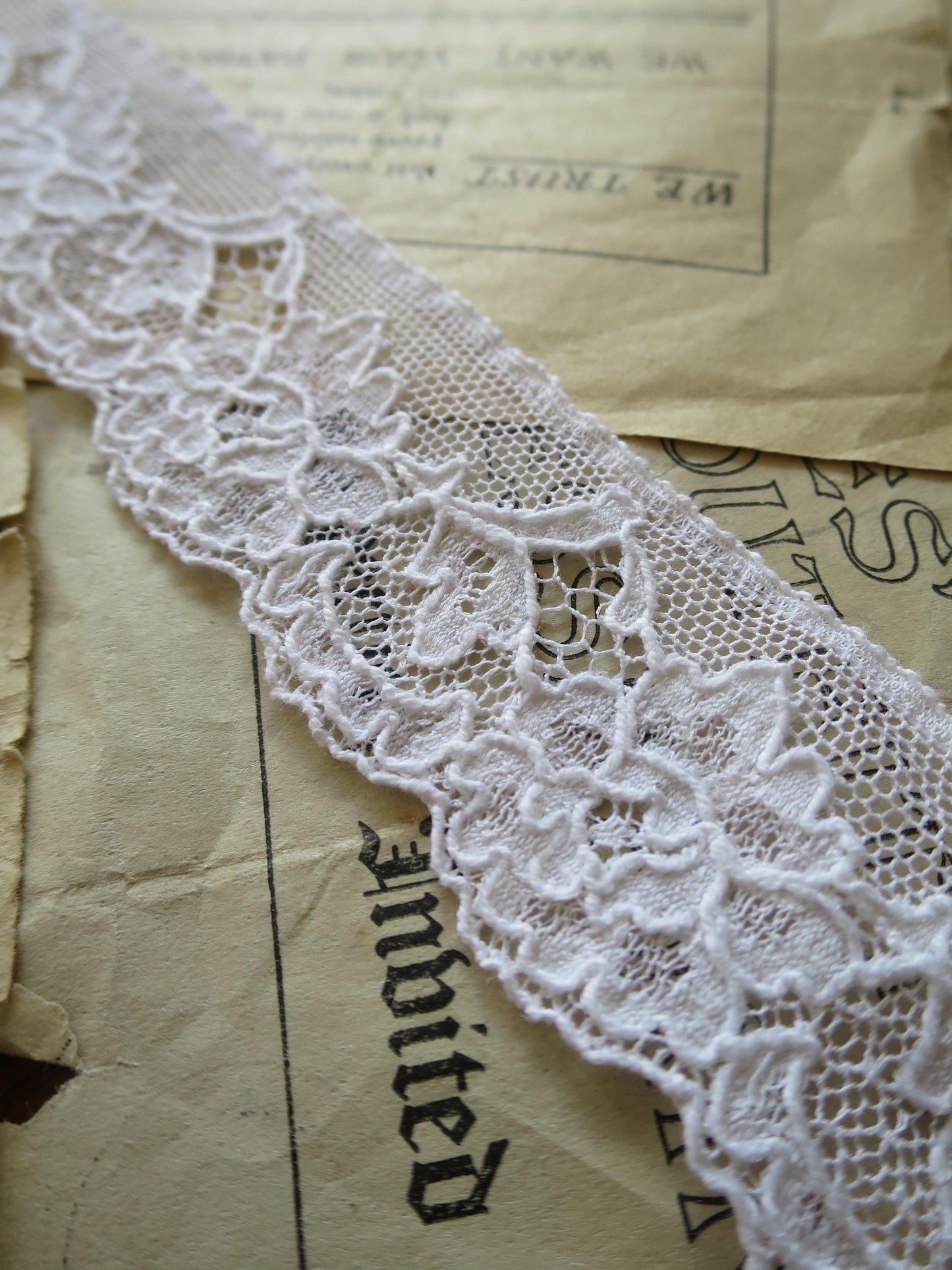 White English Nottingham Lace- Alencon Flowers 3.7 cm