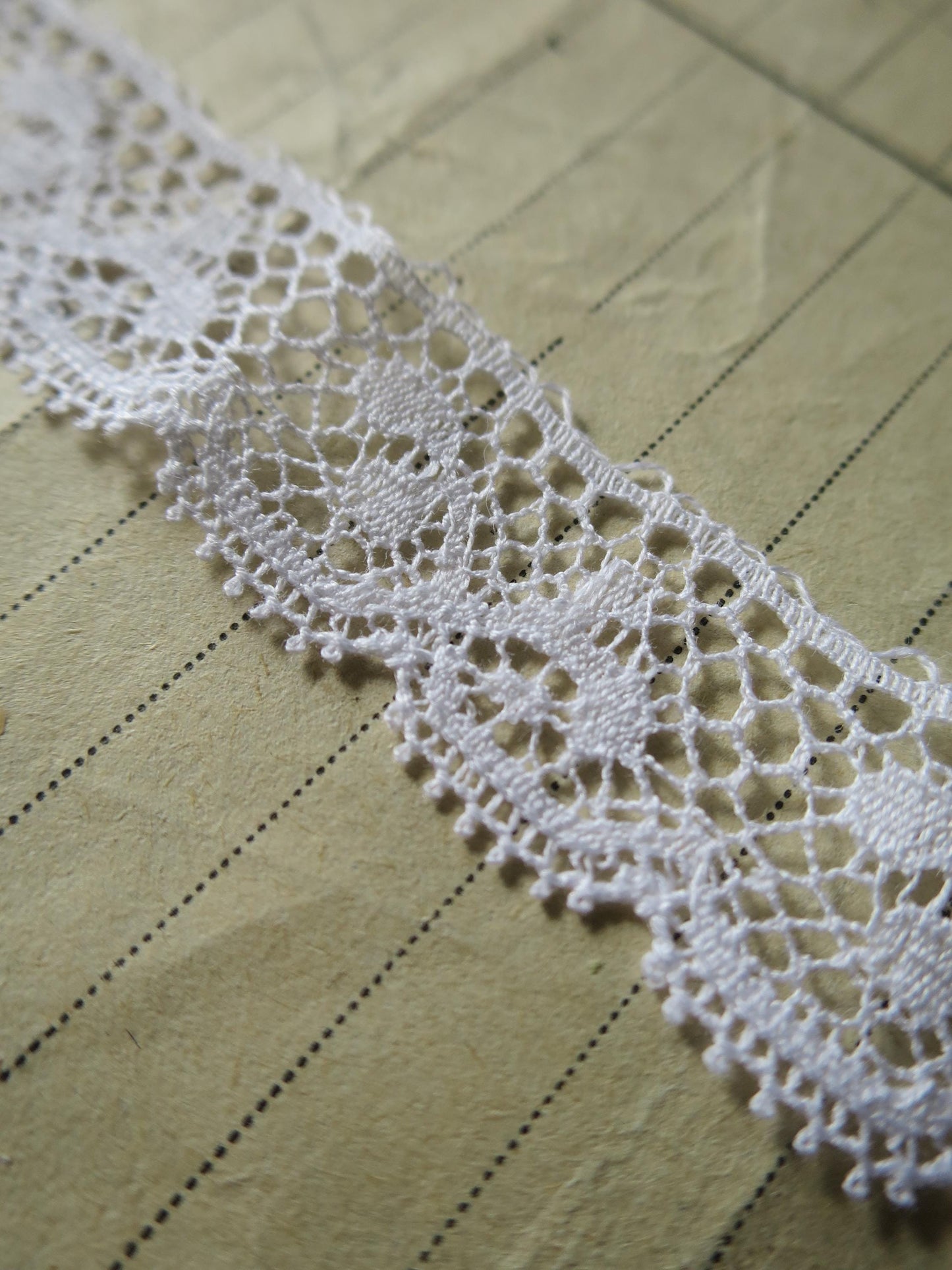 White English Nottingham Lace- Valenciennes Foliage- 1.7cm