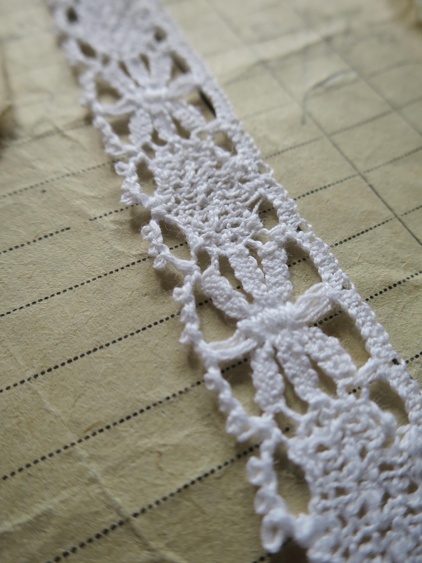 White English Nottingham Cluny Lace- Flowers & Cartouches- 1.8 cm