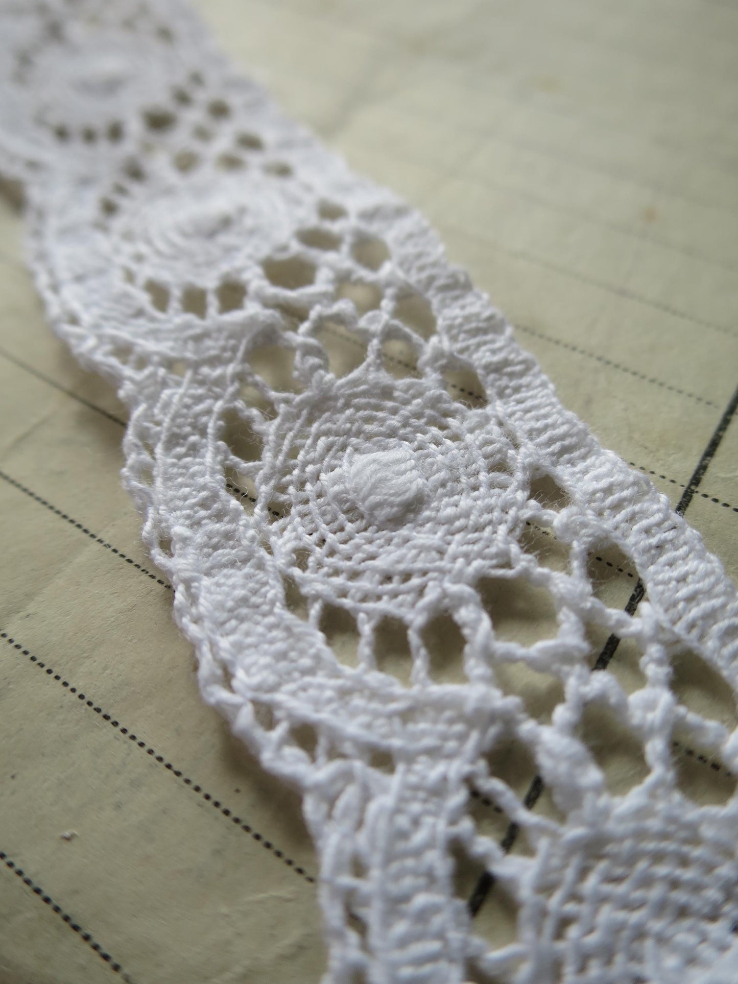 White English Nottingham Cluny Lace- Torchon Circles- 3 cm