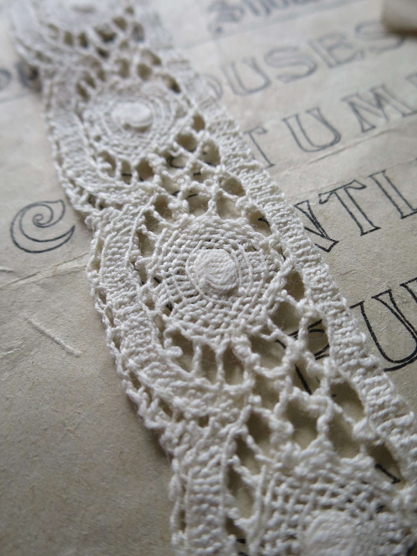 Ecru English Nottingham Cluny Lace- Torchon Circles- 3 cm