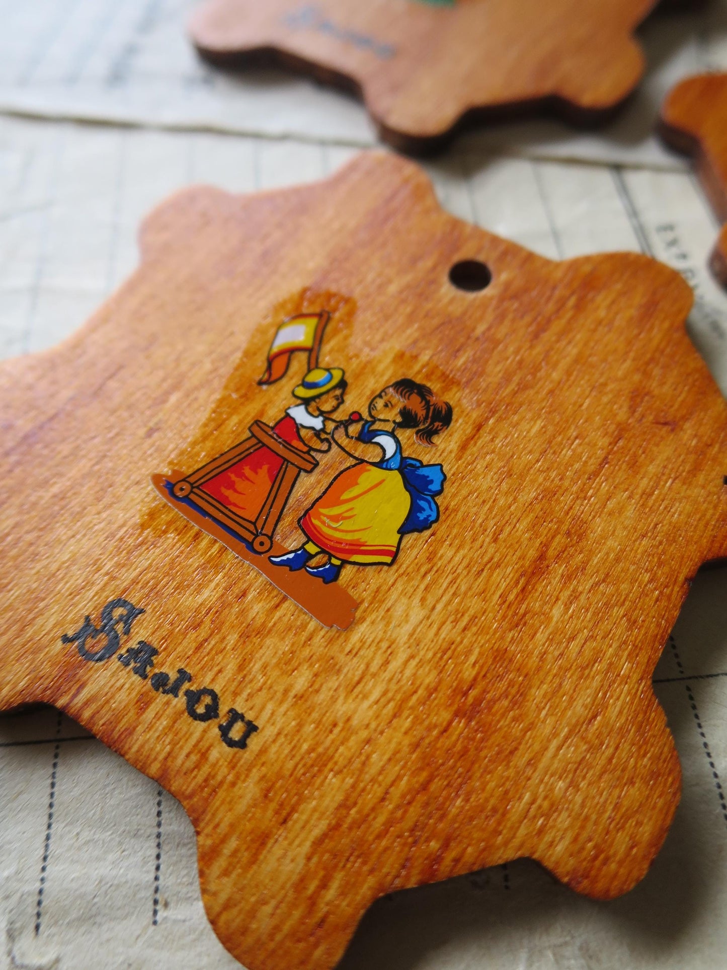 Sajou 3 Wooden Thread Cards- Small Characters