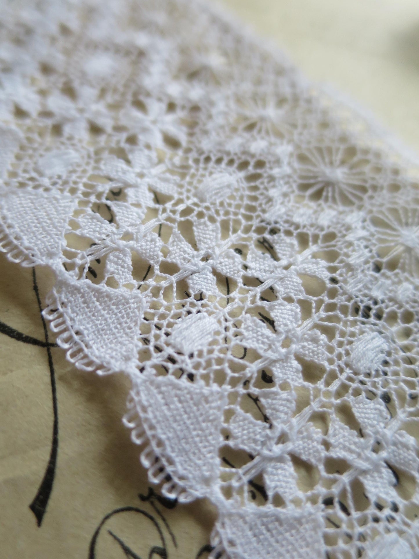 White English Nottingham Lace- Fine Torchon Flowers- 5.5 cm