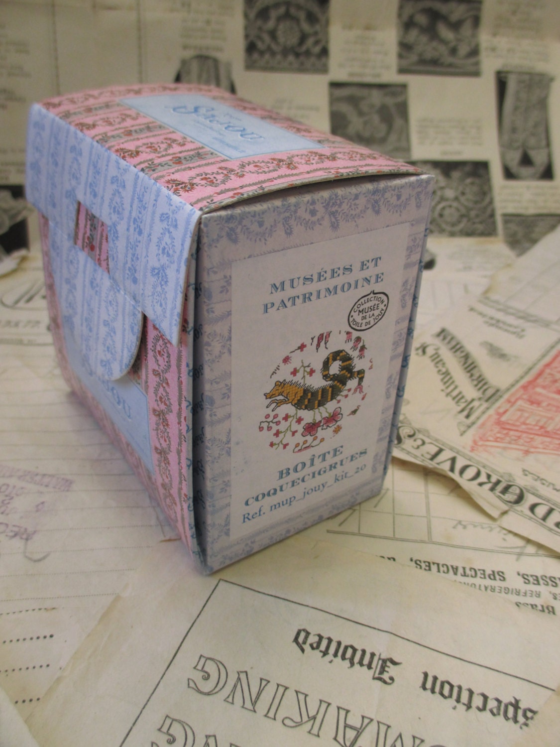 Sajou Toile du Jouy Cross Stitch Kit- Coquecigrues Pot