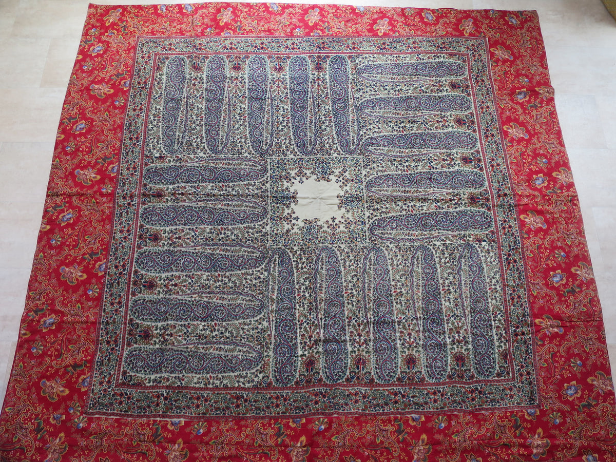 Front of a mid-Victorian Scottish show quilt, printed paisley wool challis shawl and border