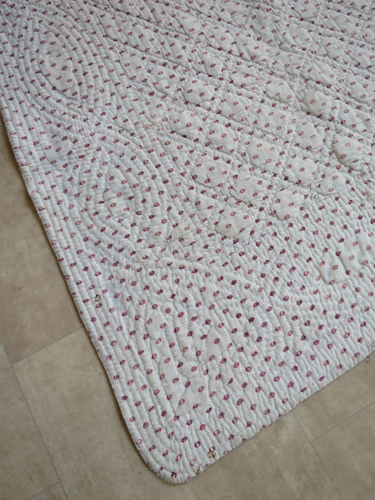 Corner detail of mignonette reverse showing quilted heart motif worked through all layers, late 18th-century French piqué quilt, c.1775–1790