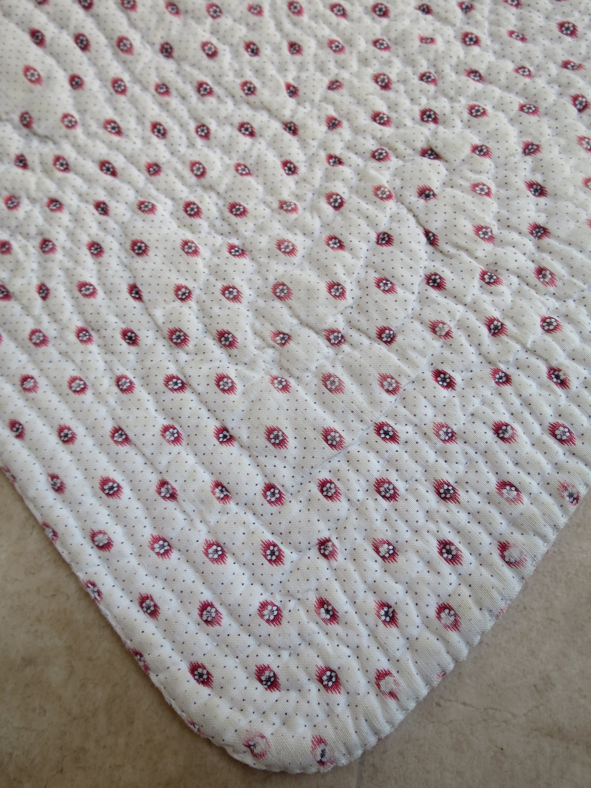 Corner detail of mignonette reverse showing quilted heart motif worked through all layers, late 18th-century French piqué quilt, c.1775–1790