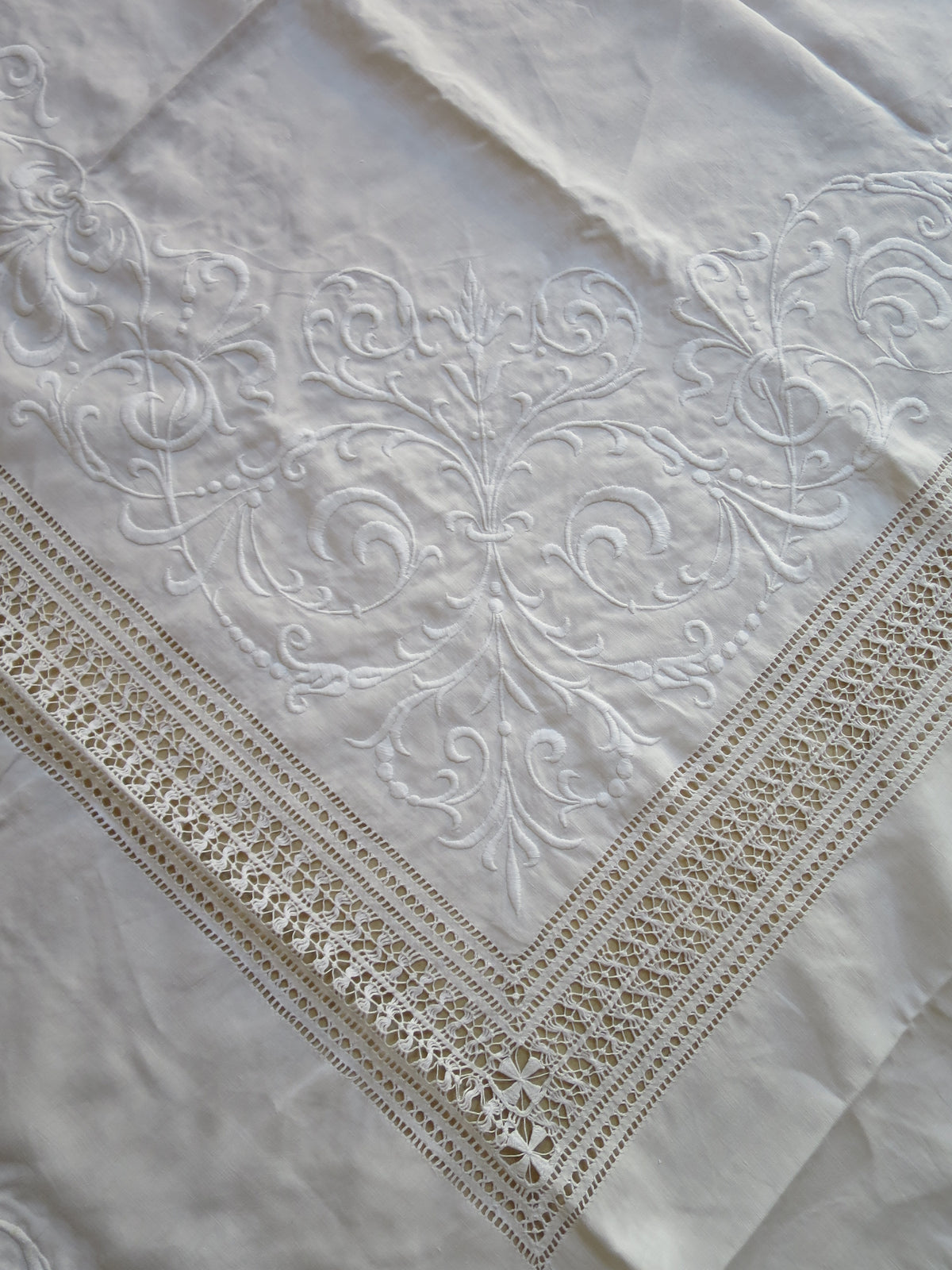 Edwardian Irish Linen Bedspread with Raised Whitework & Reticella Lace, circa 1905