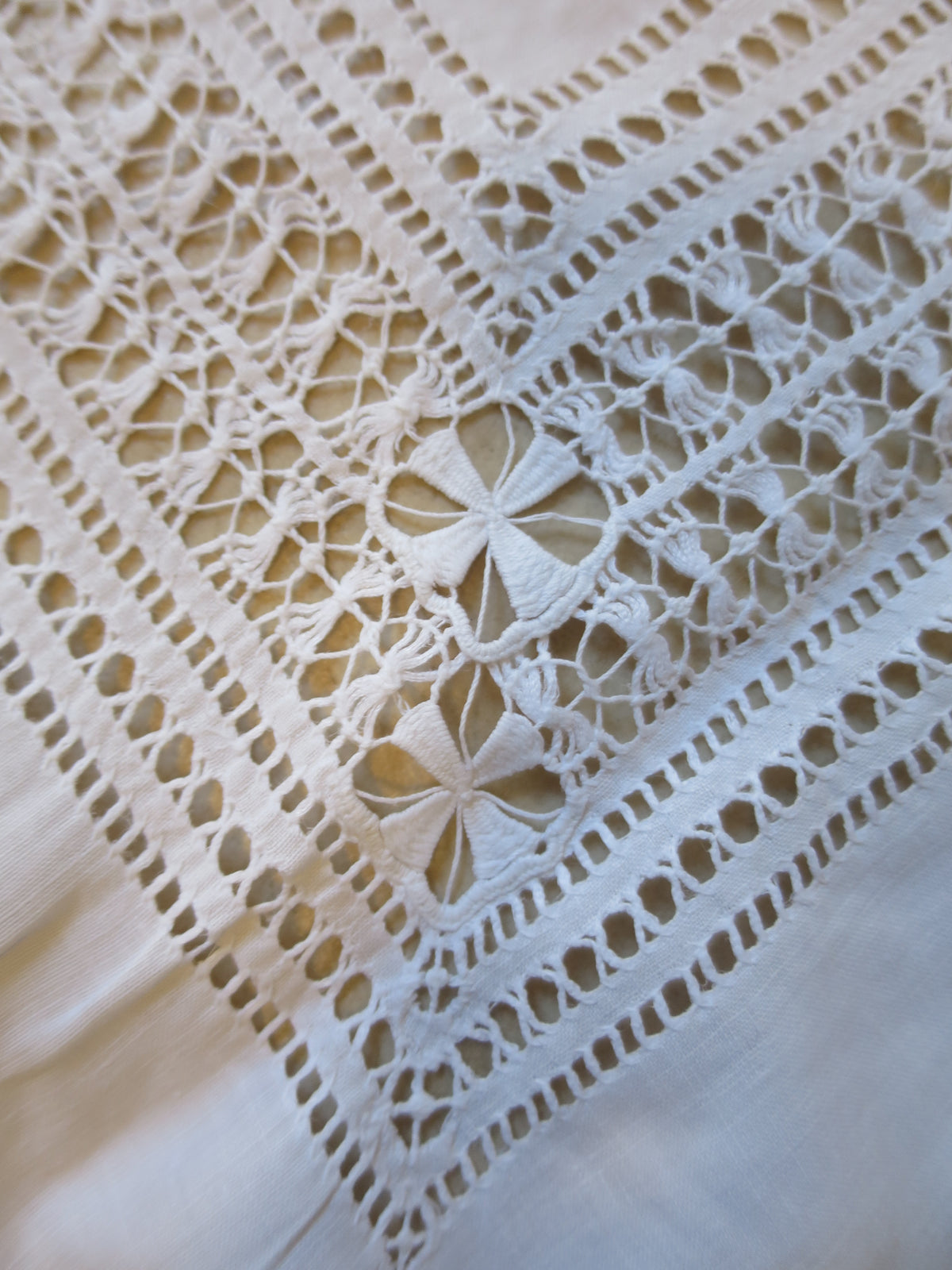 Edwardian Irish Linen Bedspread with Raised Whitework & Reticella Lace, circa 1905