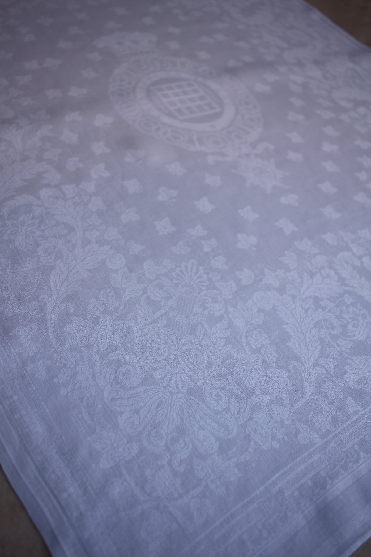 Rare Aristocratic 16pc Irish Linen Damask Dining Set – Order of the Bath & Lord Raglan Provenance (c. 1852–1879)