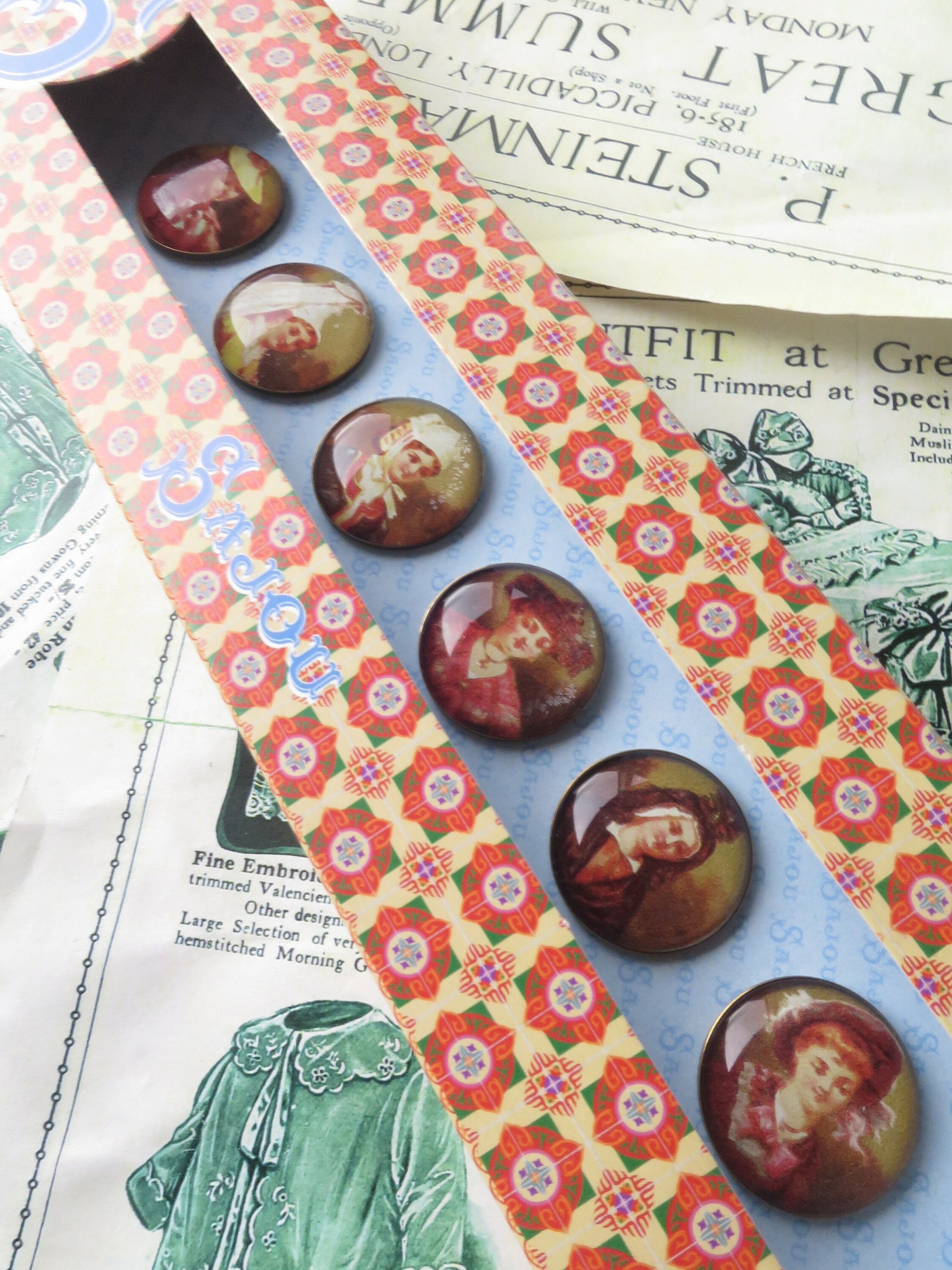 Sajou Boxed Set Buttons- French Regional Hats