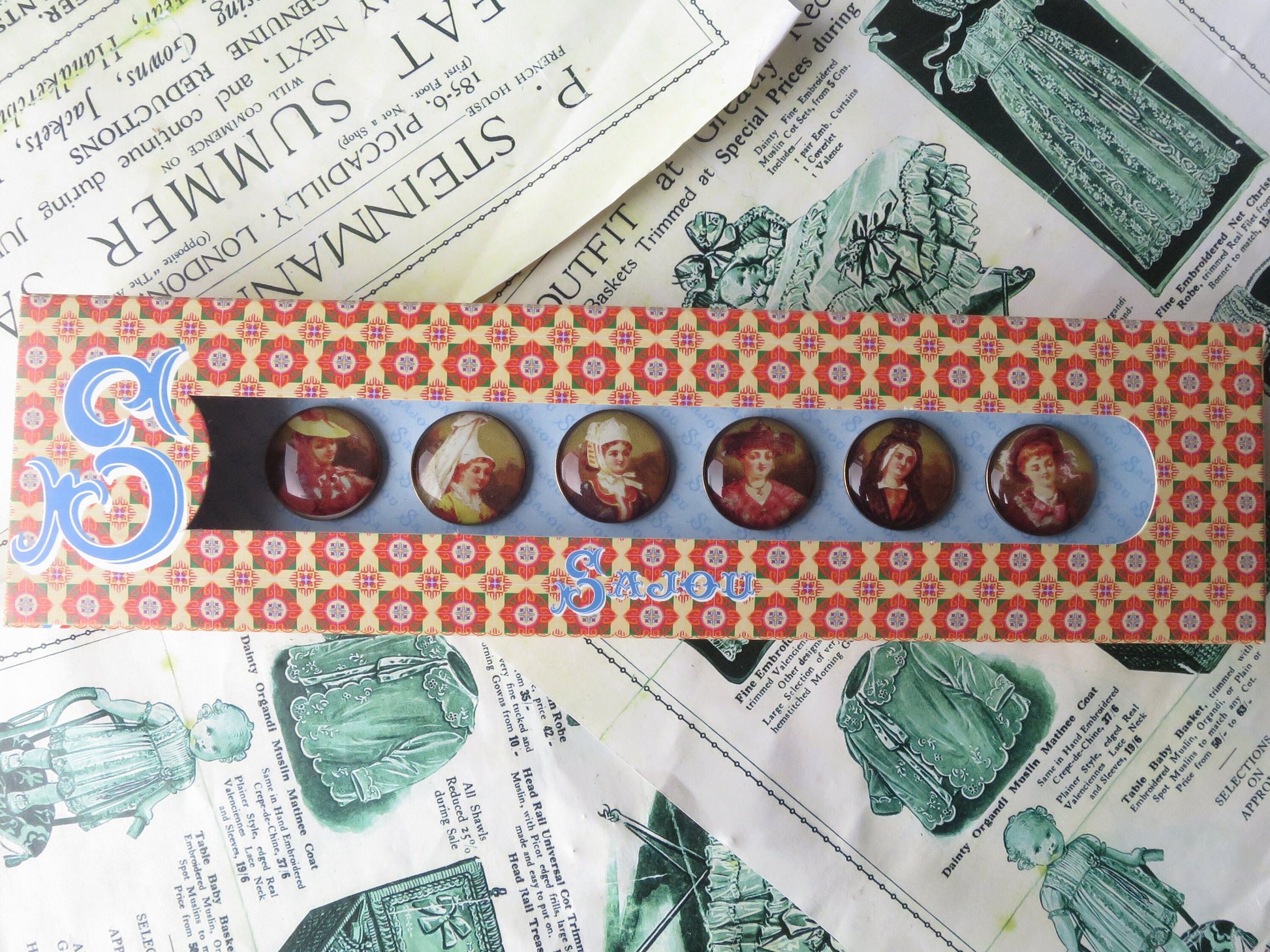 Sajou Boxed Set Buttons- French Regional Hats