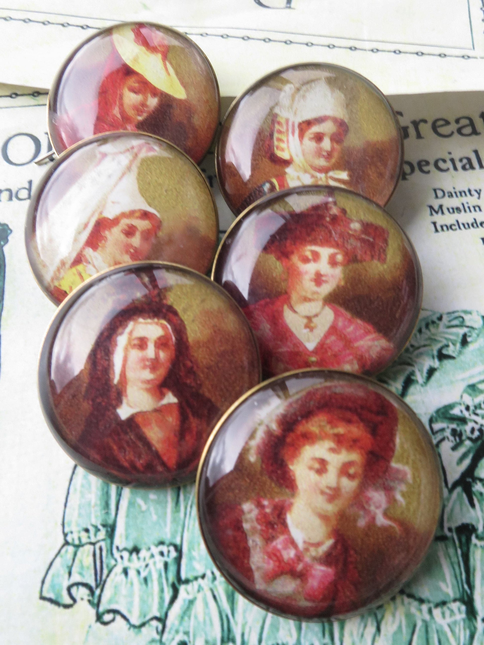 Sajou Boxed Set Buttons- French Regional Hats