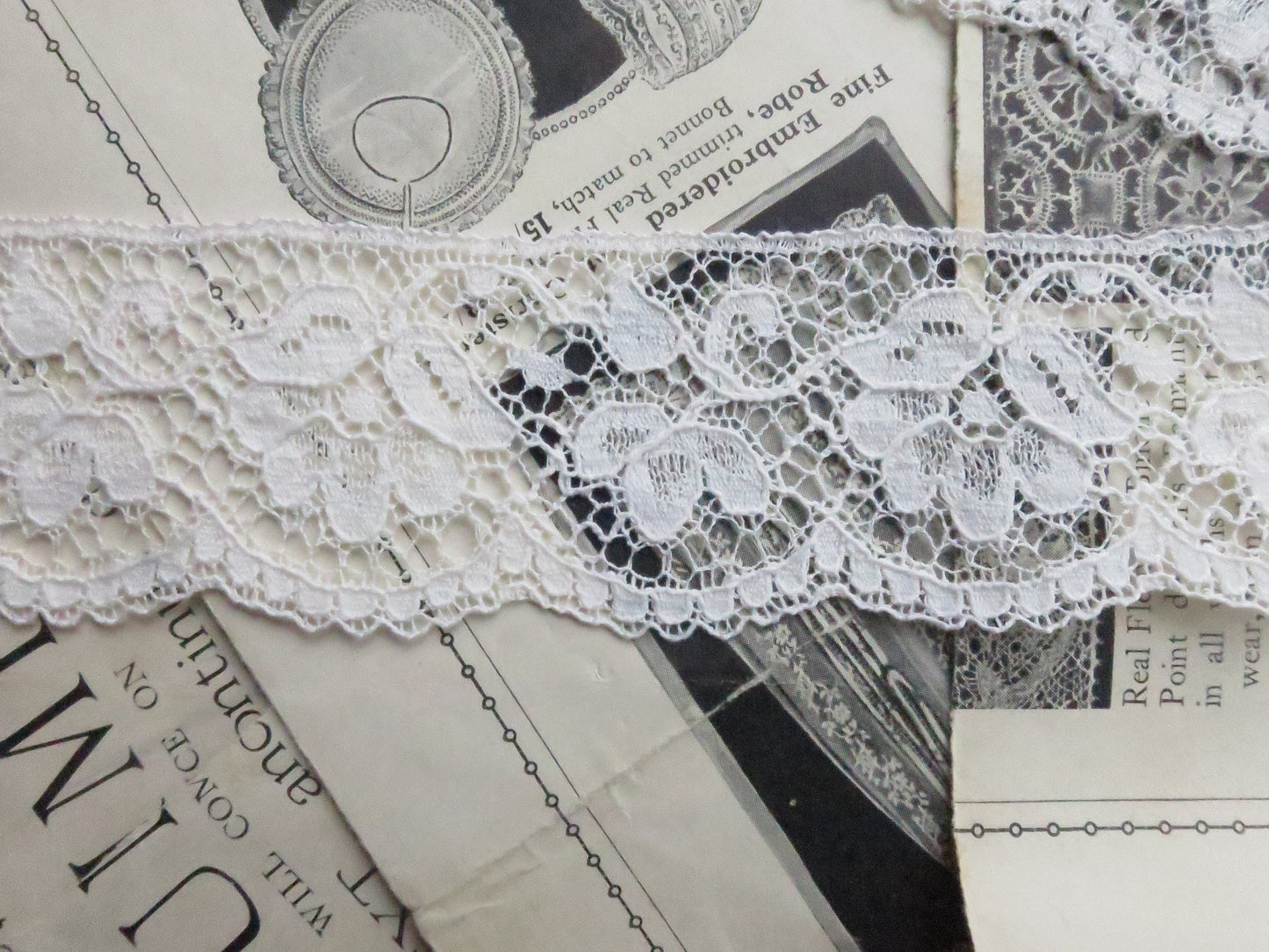 Ecru English Nottingham Lace- Scalloped Flowers- Guipure- 4.5 cm