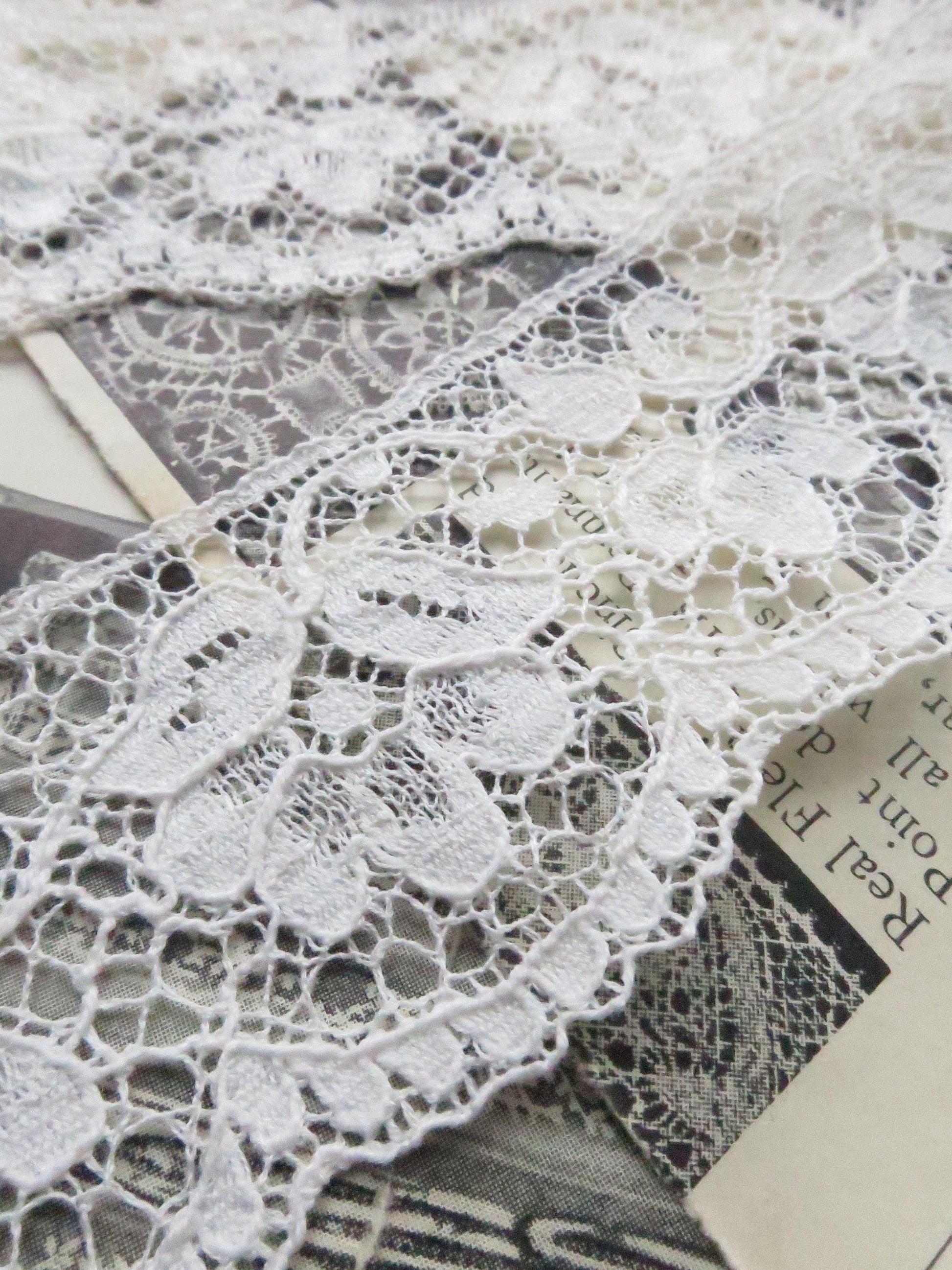 Ecru English Nottingham Lace- Scalloped Flowers- Guipure- 4.5 cm