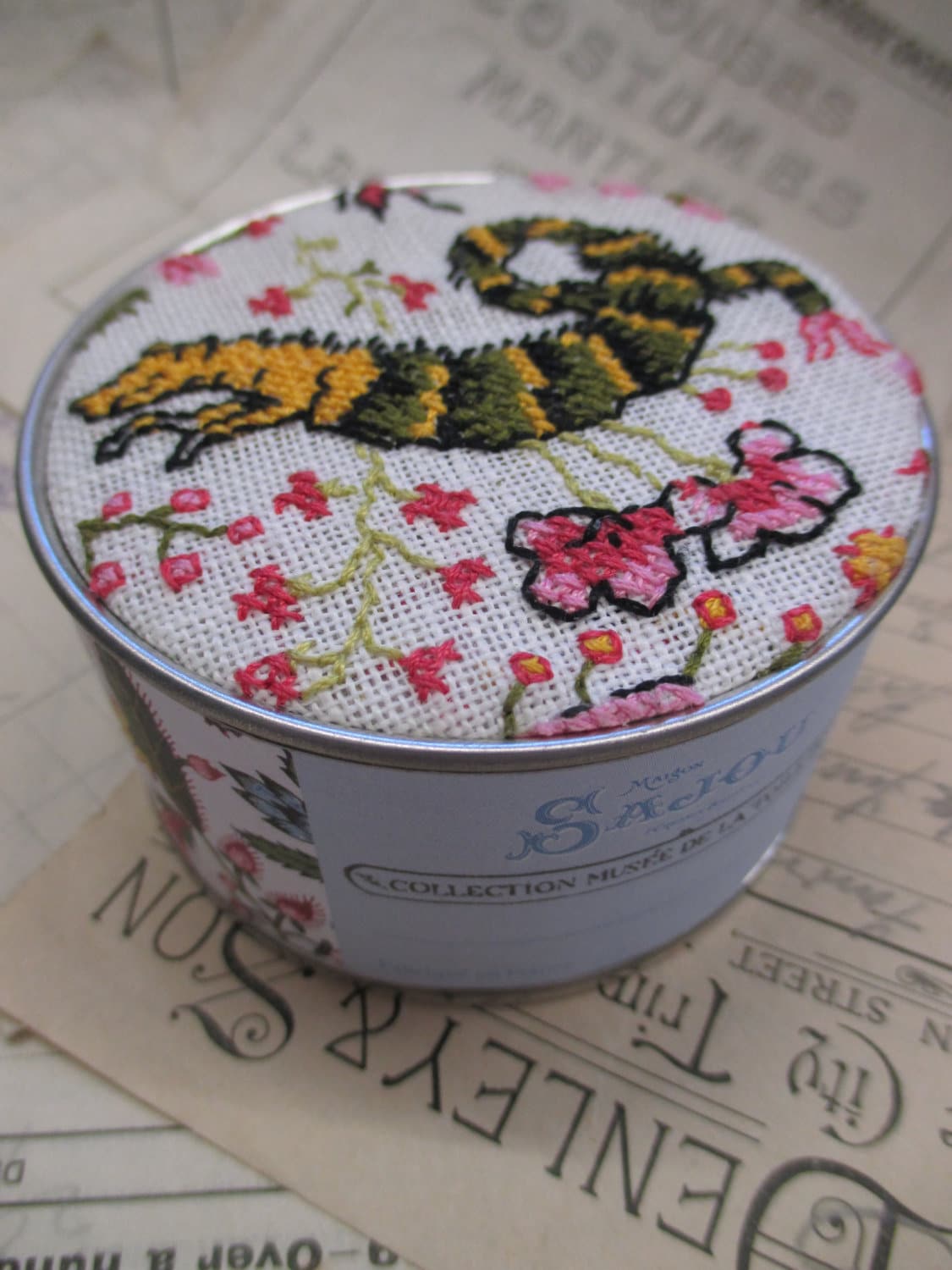 Sajou Toile du Jouy Cross Stitch Kit- Coquecigrues Pot