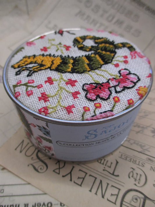 Sajou Toile du Jouy Cross Stitch Kit- Coquecigrues Pot