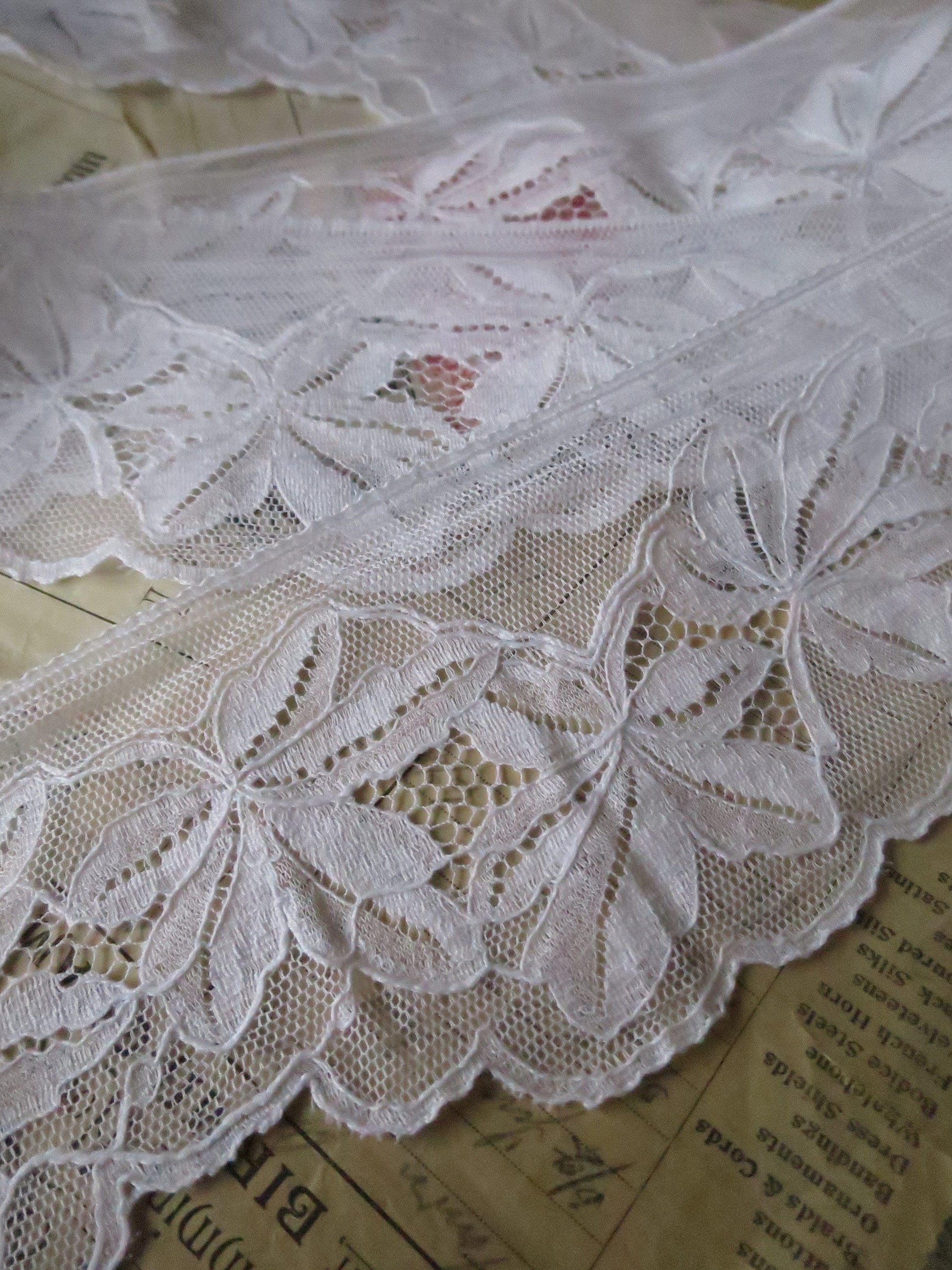White English Nottingham Lace- Foliage- 9.8 cm