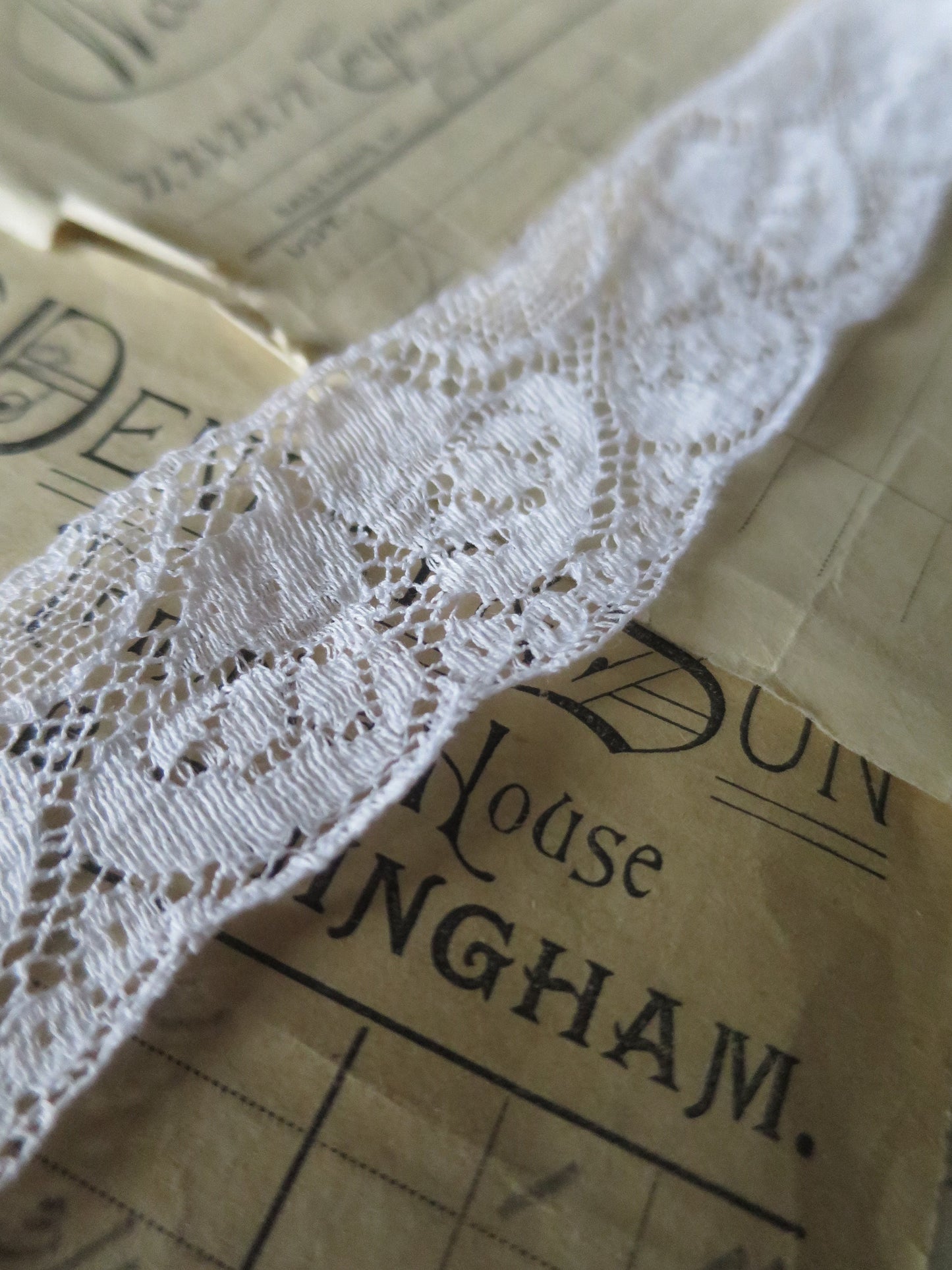 White English Nottingham Lace- Flemish Flowers- 3.3 cm