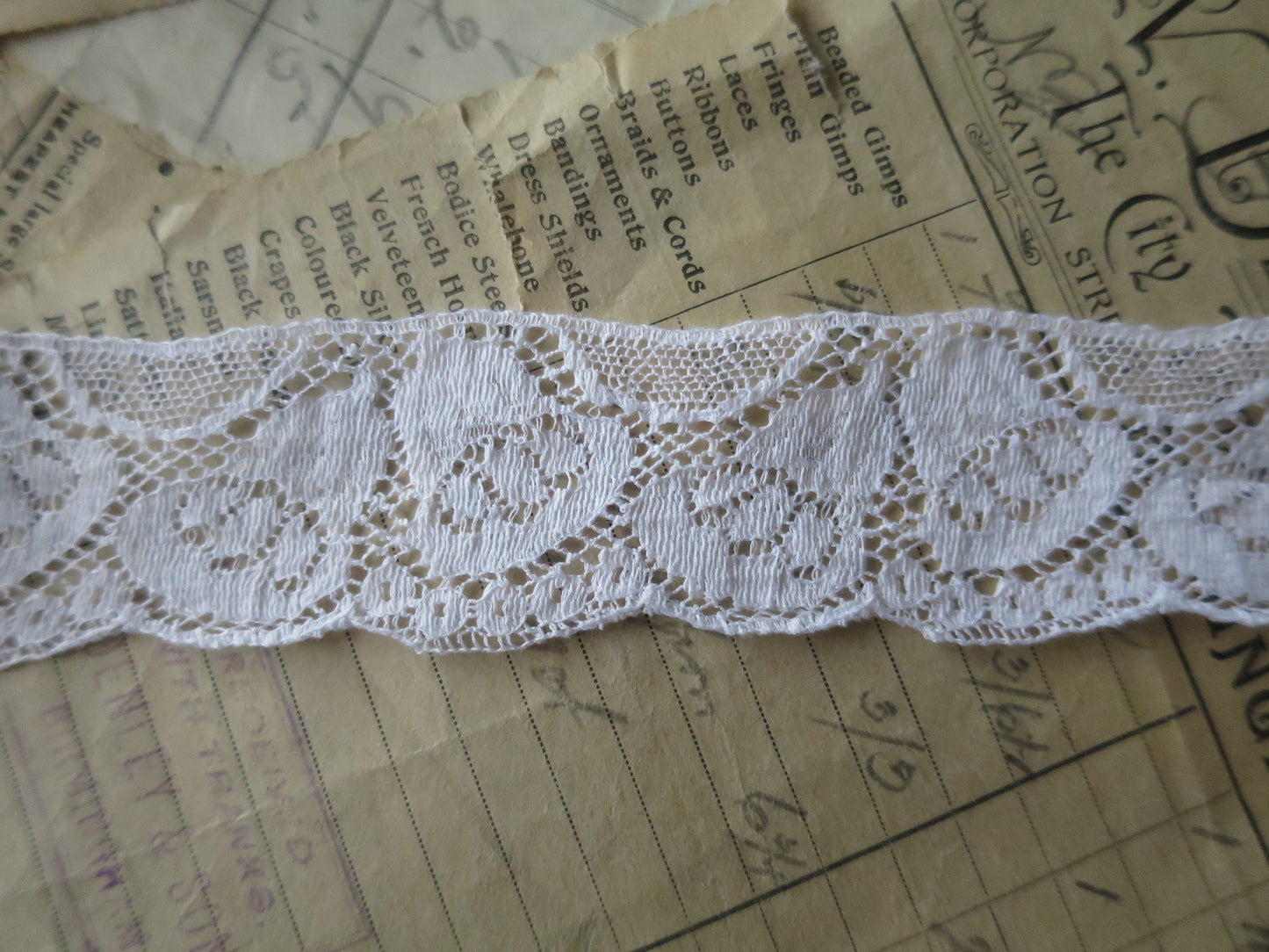 White English Nottingham Lace- Fine Flemish Flowers- 3.3 cm
