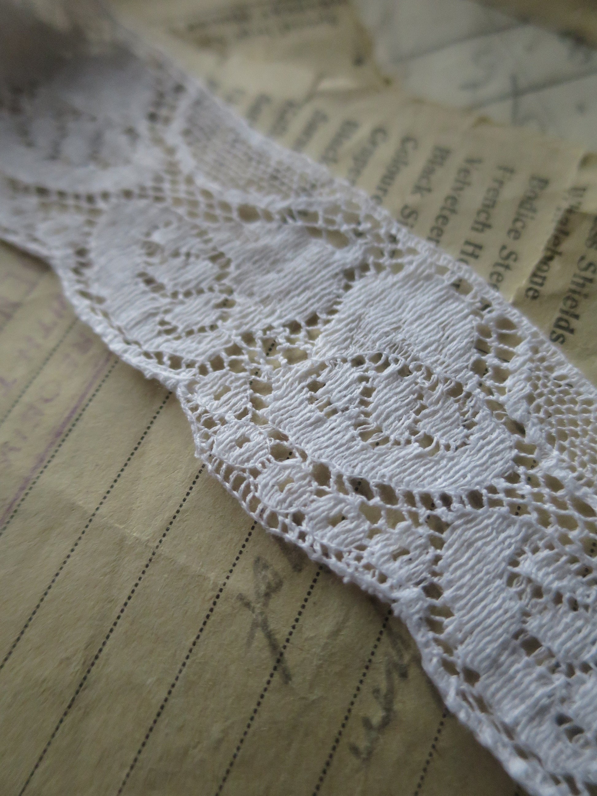 White English Nottingham Lace- Fine Flemish Flowers- 3.3 cm