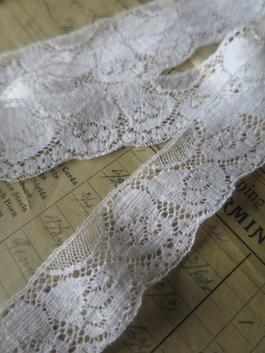 White English Nottingham Lace- Fine Flemish Flowers- 3.3 cm