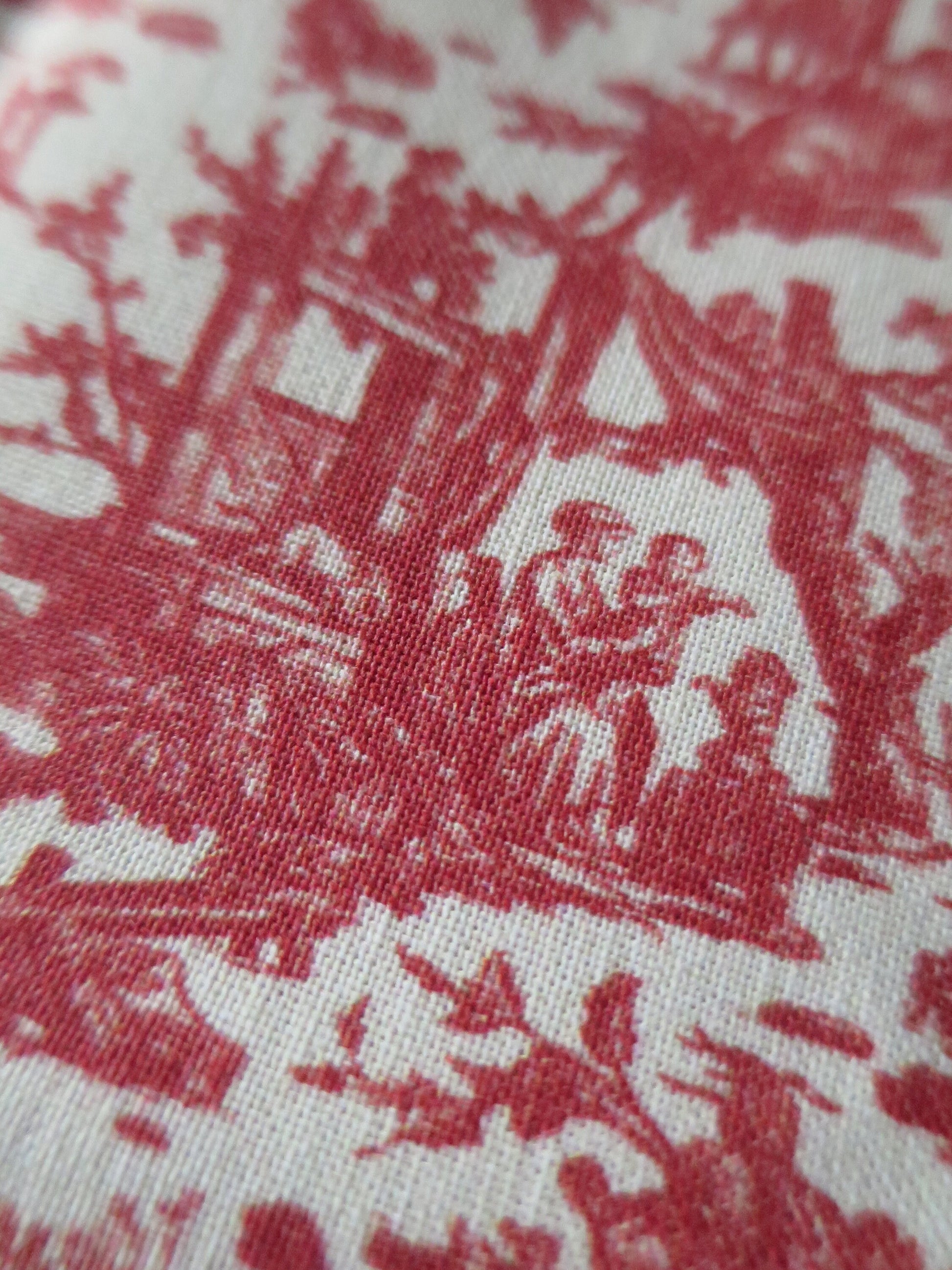 Sajou Fat Quarter Red Miniature L'offrand a l'Amour- Toile du Jouy- The Gift Of Love