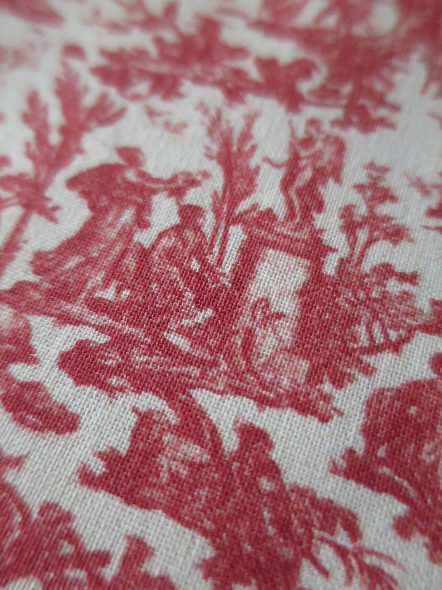 Sajou Fat Quarter Red Miniature L'offrand a l'Amour- Toile du Jouy- The Gift Of Love