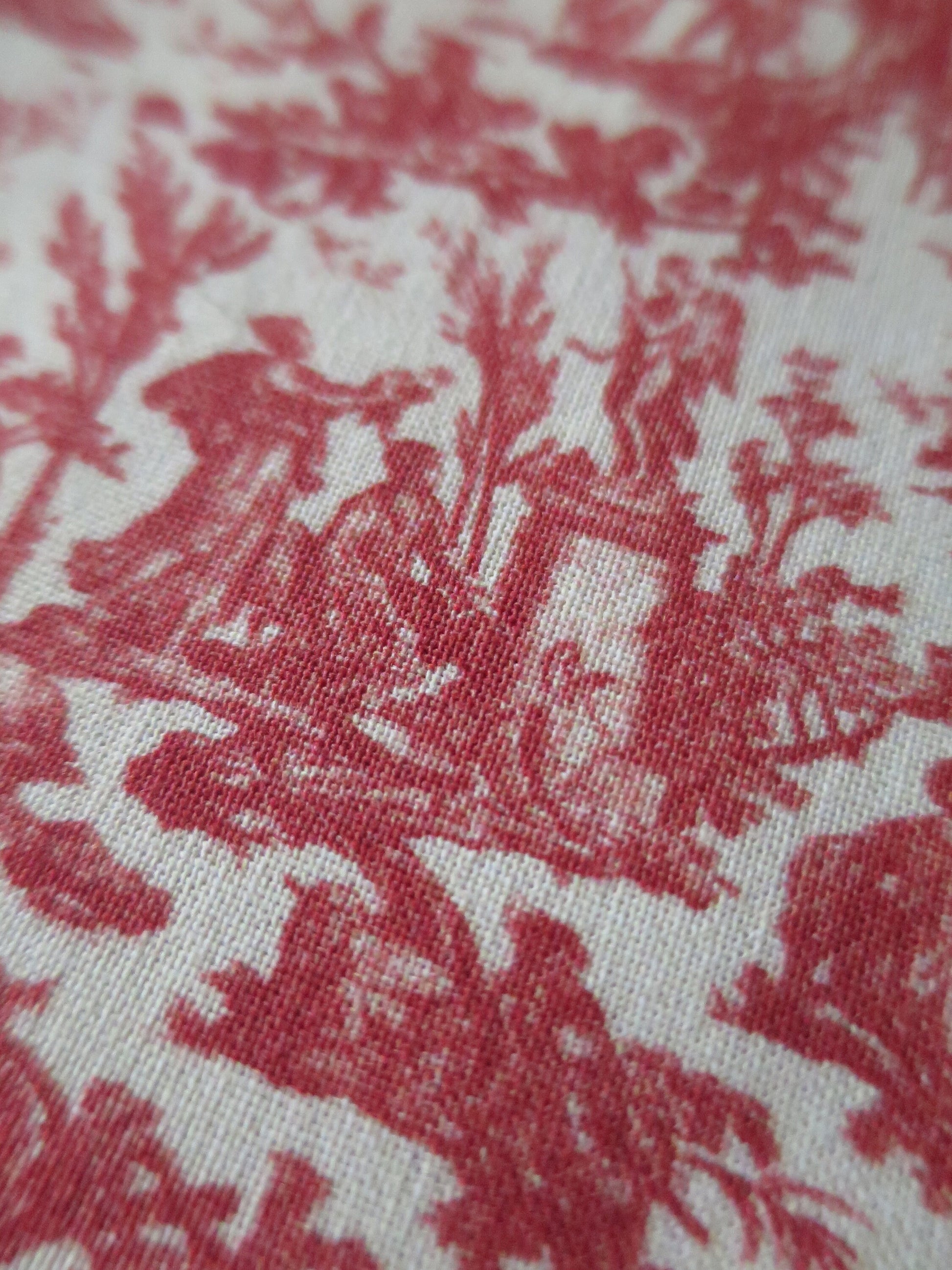 Sajou Fat Quarter Red Miniature L'offrand a l'Amour- Toile du Jouy- The Gift Of Love