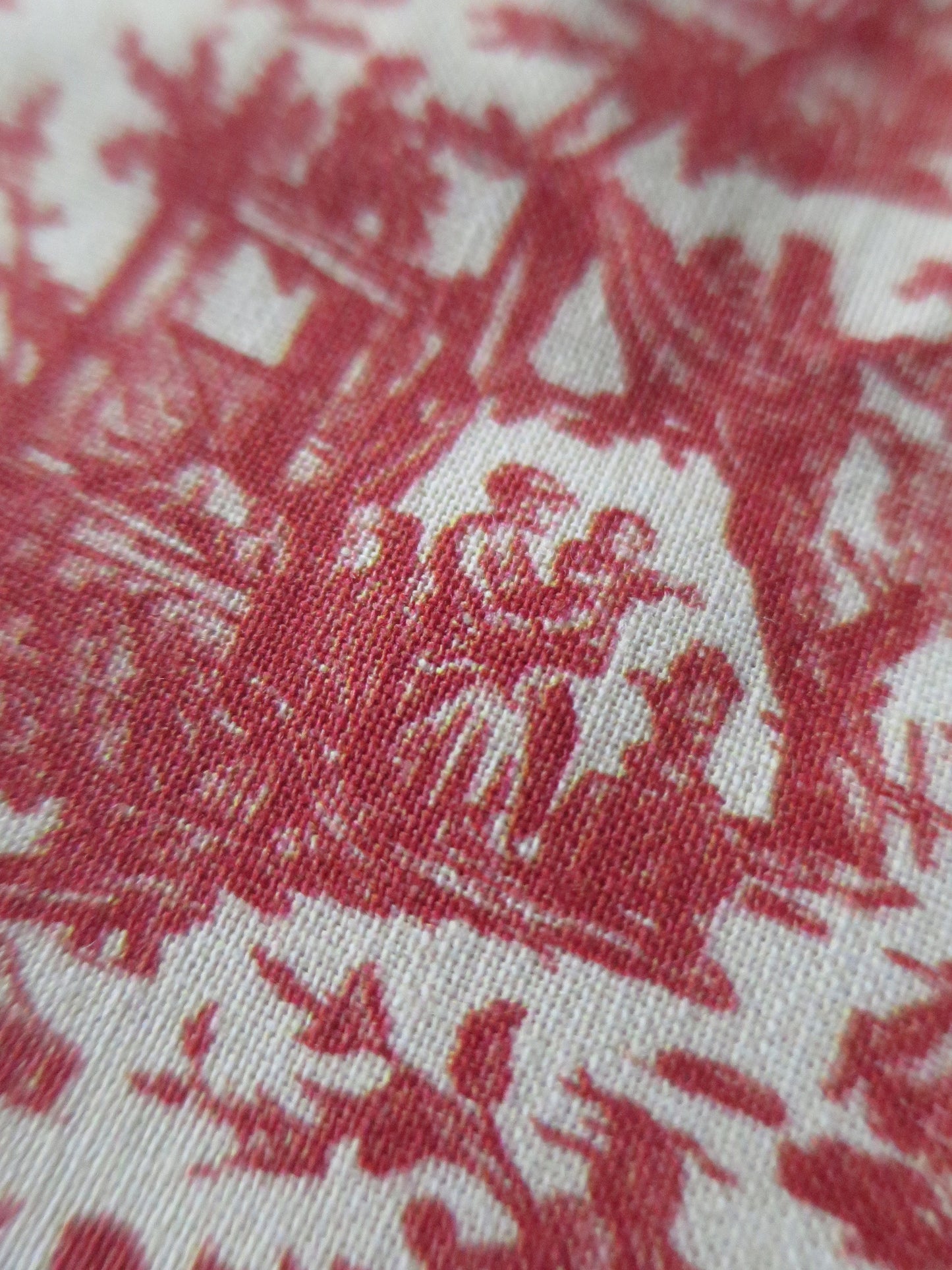 Sajou Fat Quarter Red Miniature L'offrand a l'Amour- Toile du Jouy- The Gift Of Love