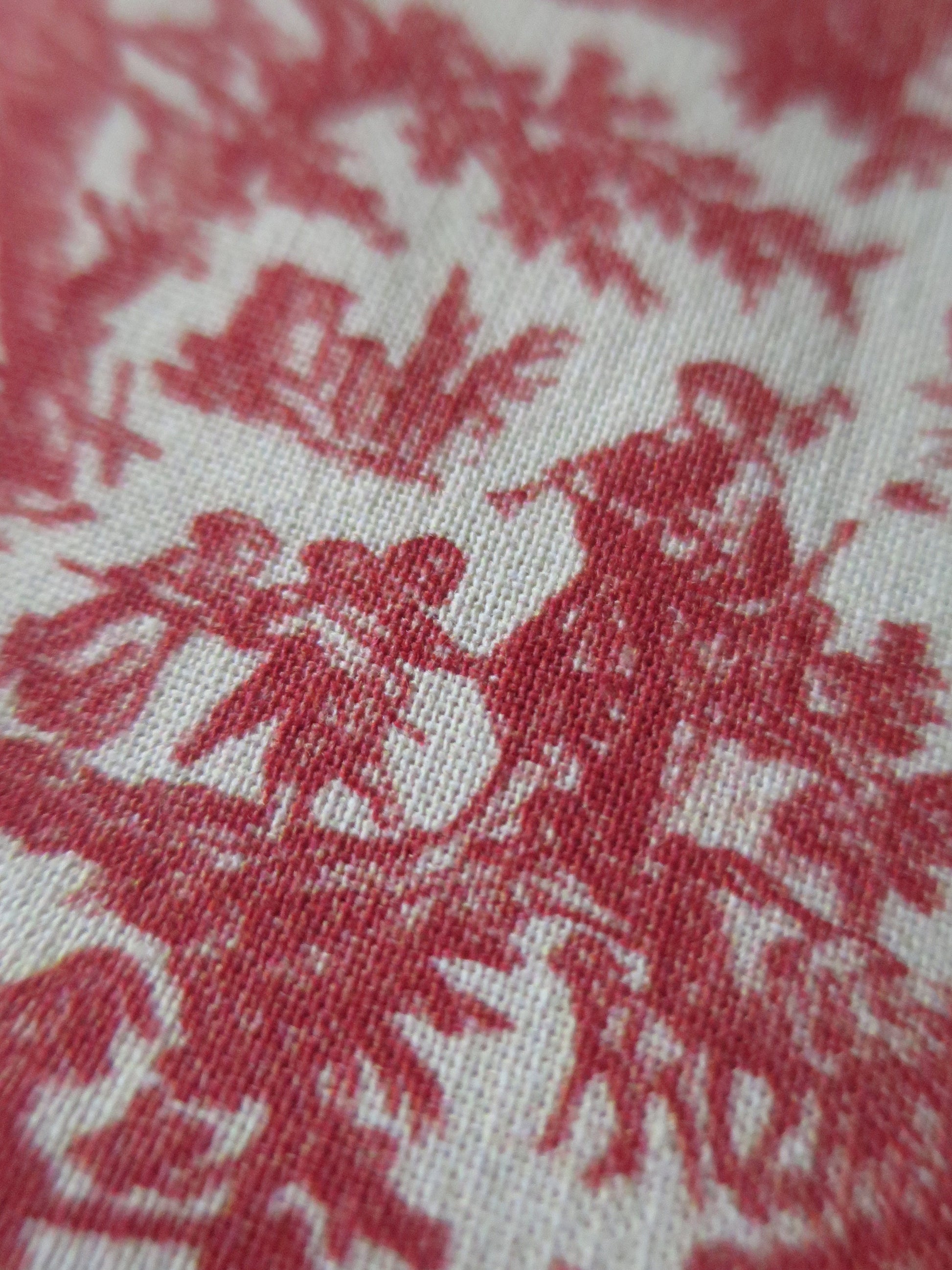 Sajou Fat Quarter Red Miniature L'offrand a l'Amour- Toile du Jouy- The Gift Of Love