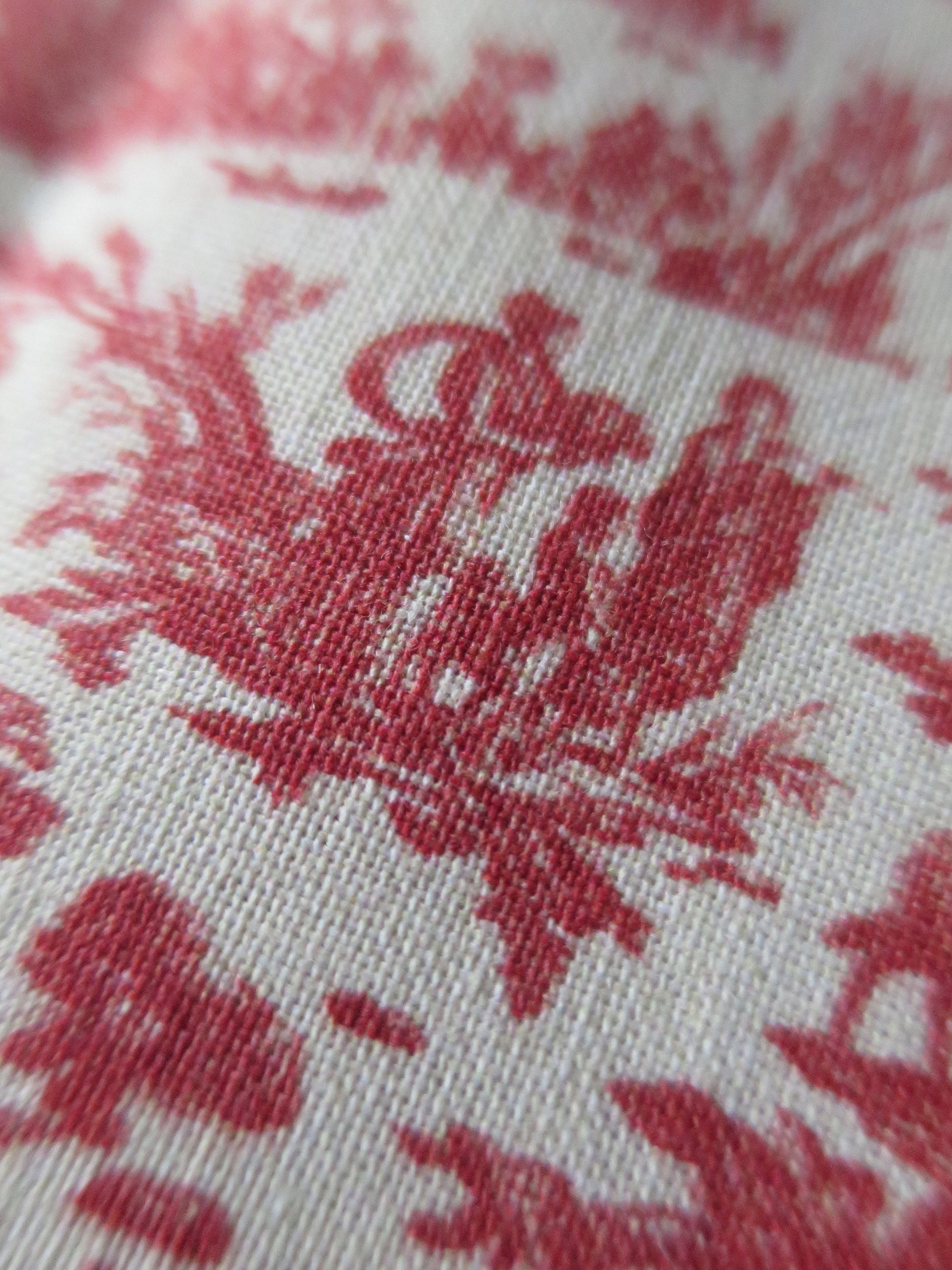 Sajou Fat Quarter Red Miniature L'offrand a l'Amour- Toile du Jouy- The Gift Of Love