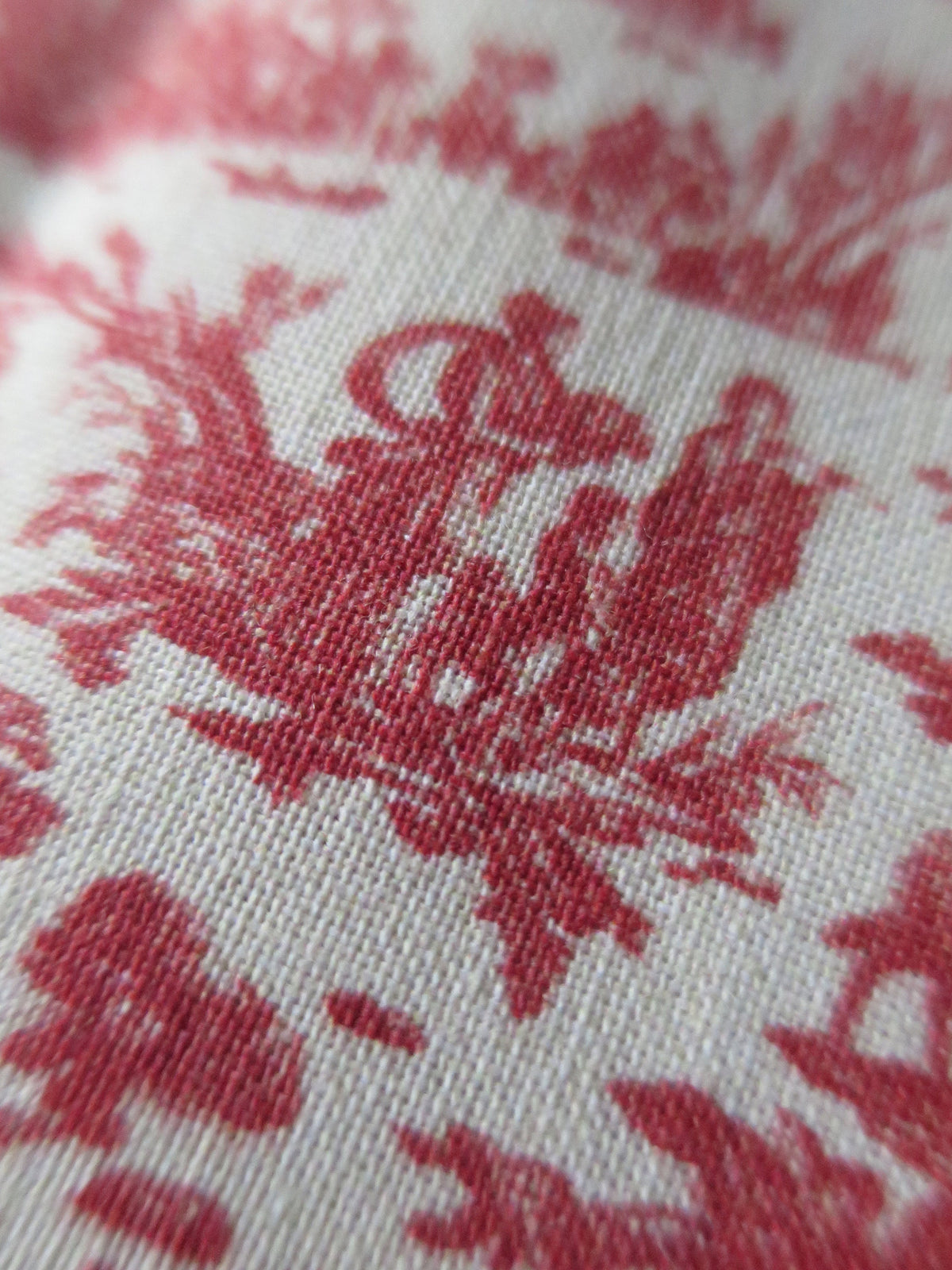 Sajou Fat Quarter Red Miniature L'offrand a l'Amour- Toile du Jouy- The Gift Of Love