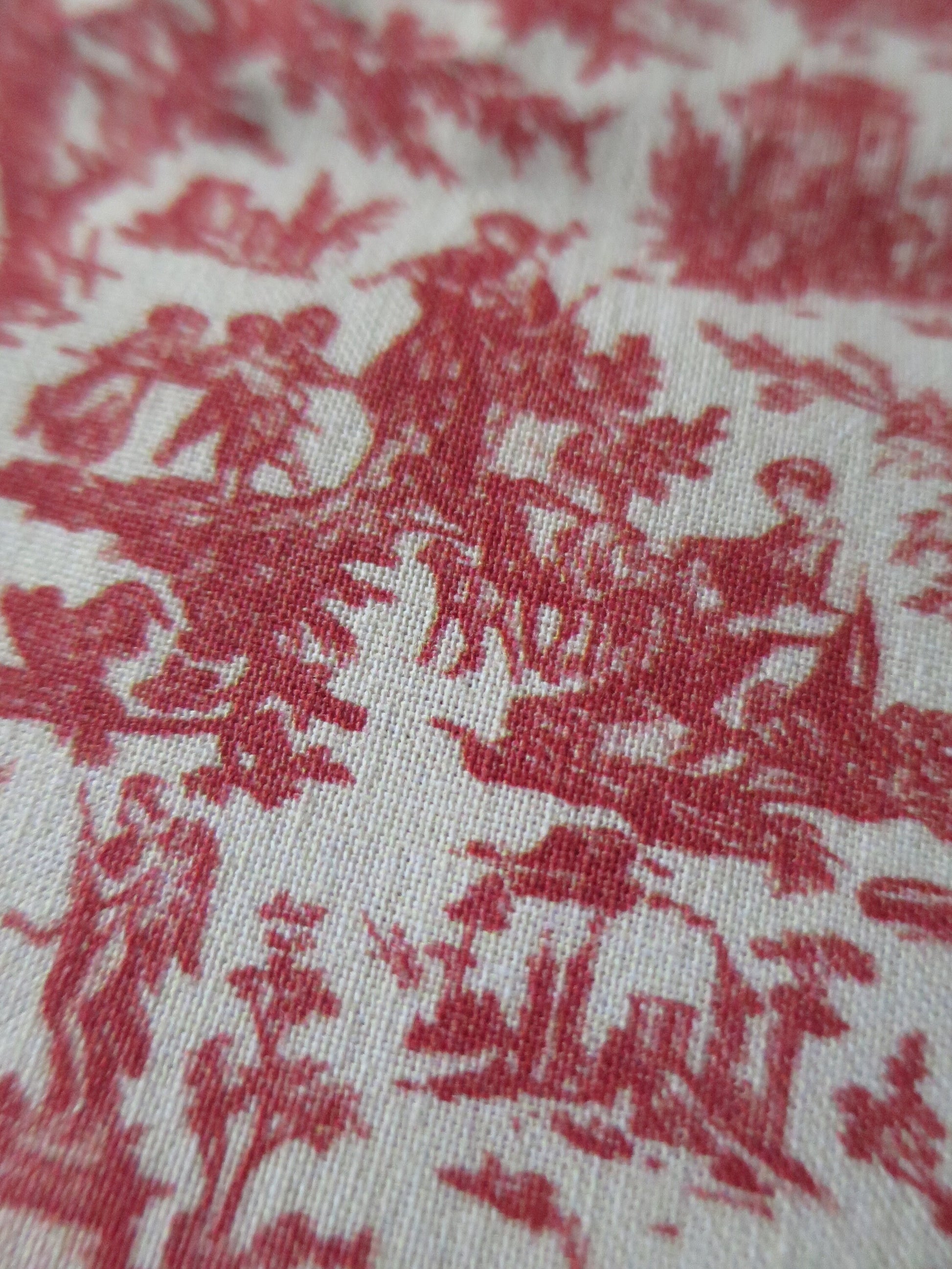 Sajou Fat Quarter Red Miniature L'offrand a l'Amour- Toile du Jouy- The Gift Of Love