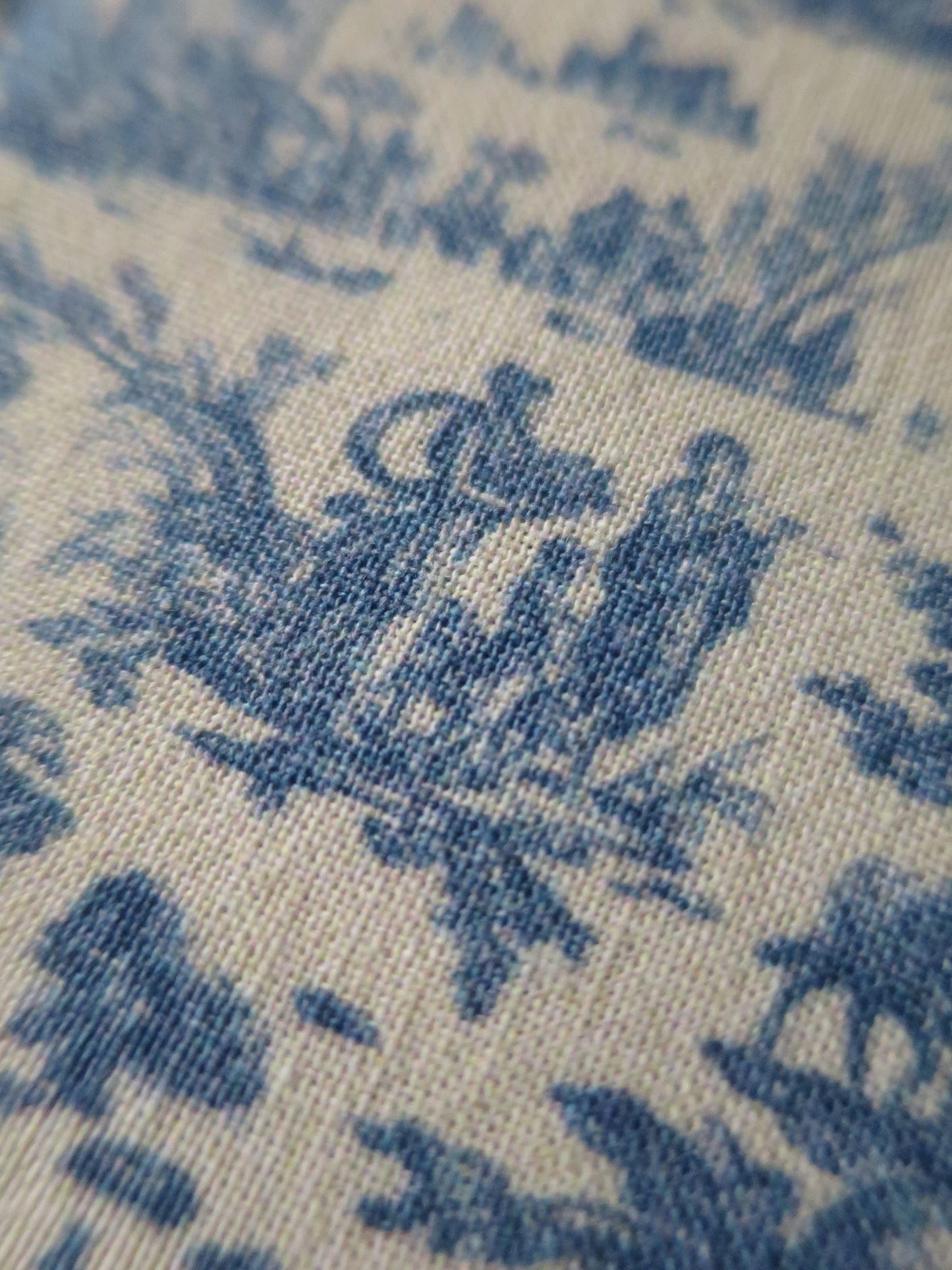 Sajou Fat Quarter Blue Miniature L'offrand a l'Amour- Toile du Jouy- The Gift Of Love